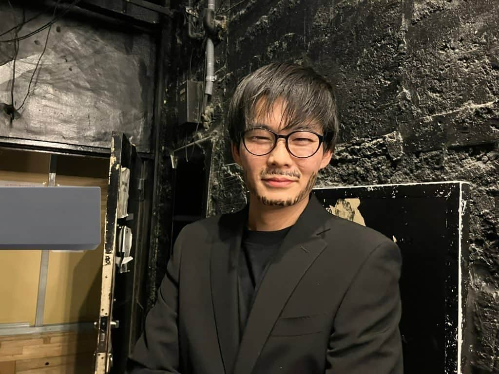 村民代表南川のインスタグラム：「23/12/13(水)「GETライブ(G1・G2)」でした。  8分のネタを4分に押し込もうチャレンジ。 練習段階では3:55だったのですが、本番ではたっぷりやってしまっていたようで💣 生き残れていれば御の字…どうなるか…  写真 ゲームデザイナー小島秀夫さんのようなヒガ2000さん。魚ゲームと眼鏡ゲームを開発🎮」