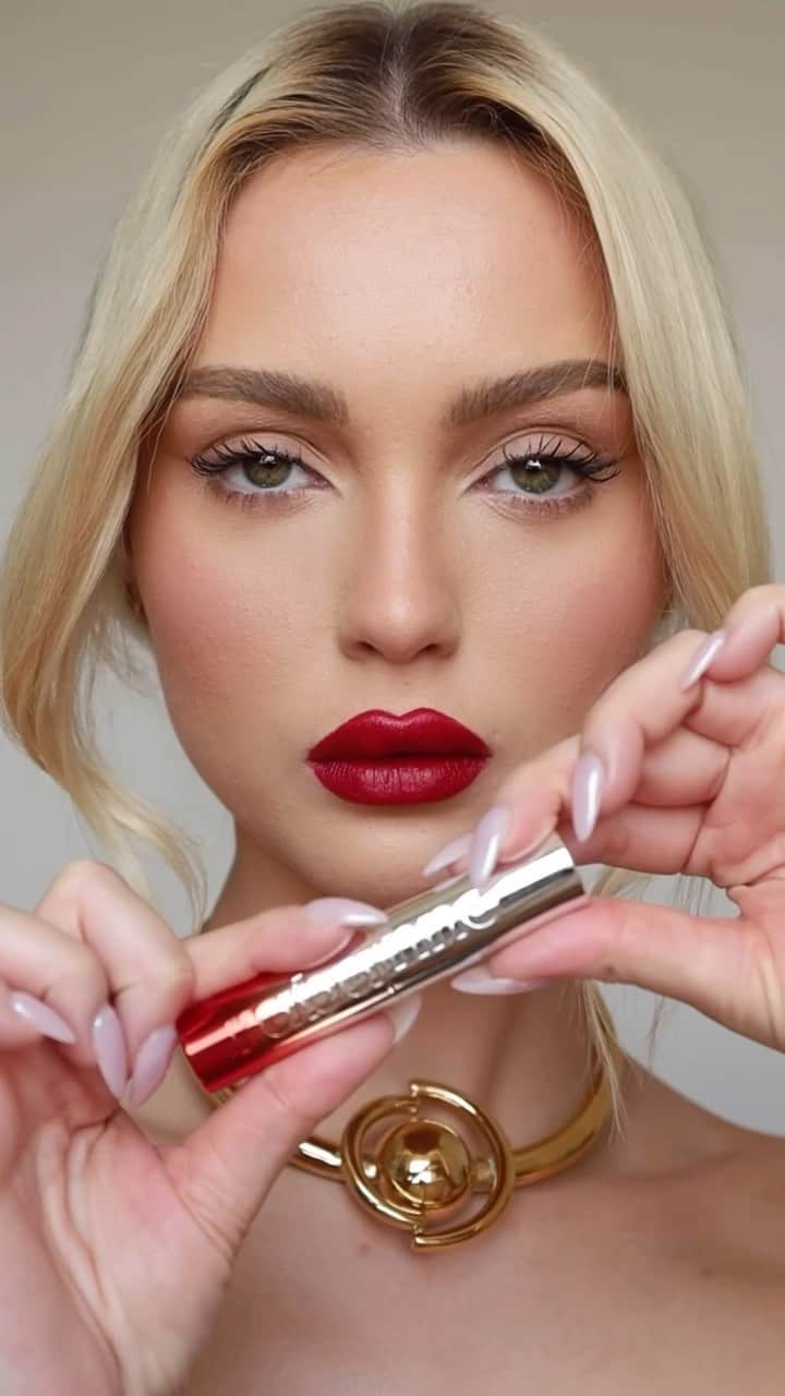 パコラバンヌのインスタグラム：「Nothing beats a classic red lip.@romaneinnc creates her timeless look with Rouge Rabanne. _ #RabanneBeauty #Rabanne」