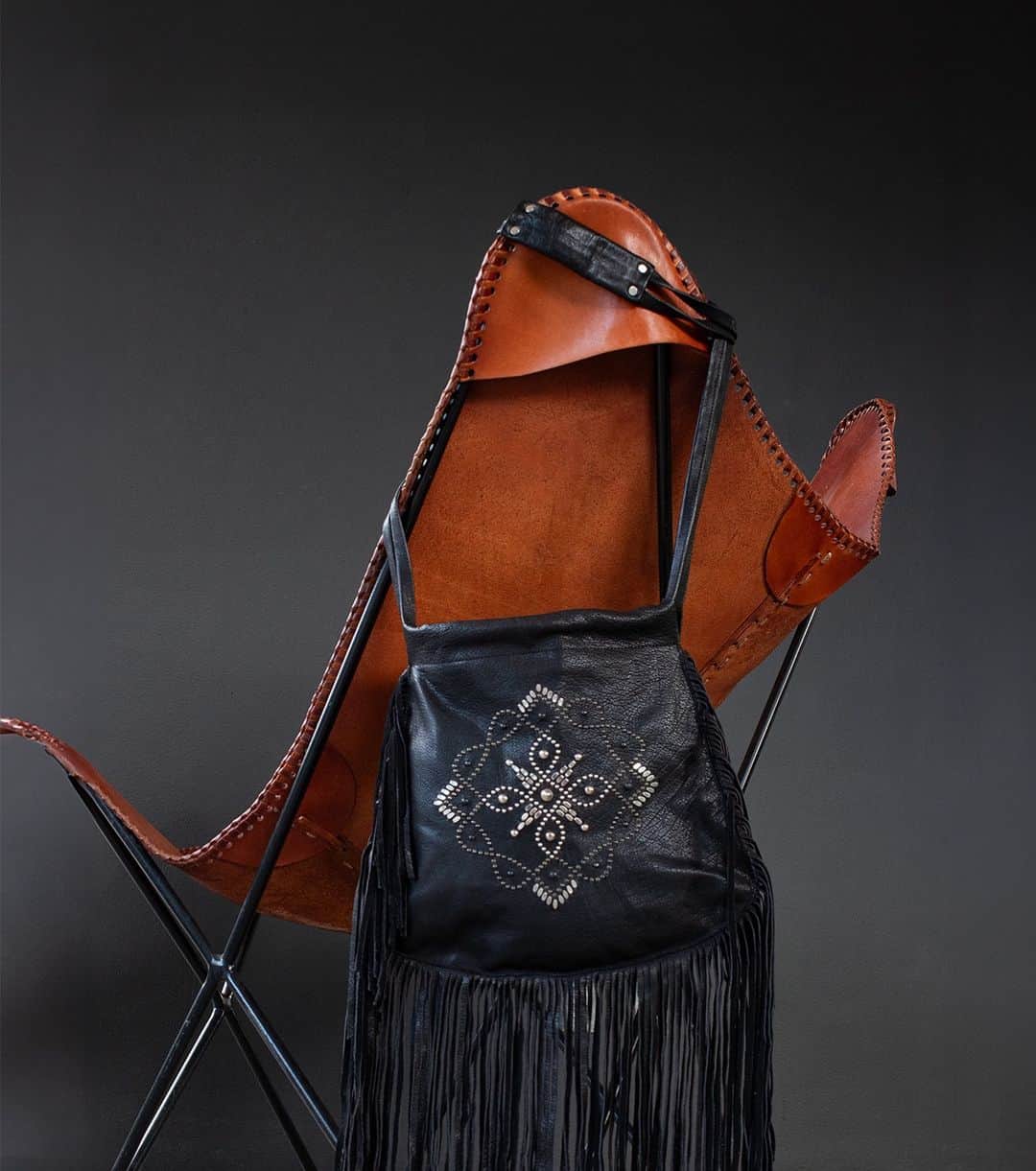 のインスタグラム：「Its fringe style is magnetic! drawing attention shining in every spot.  #feativeseason #holidayseason #messengerbag #leathergoods #messengerstyle #citylifestyle #minimaldesign #leatherstyle #leatherlove  #fashion #fashionbag #homedecor #leatherdecor #fashionaccessories #handcraftedbag」