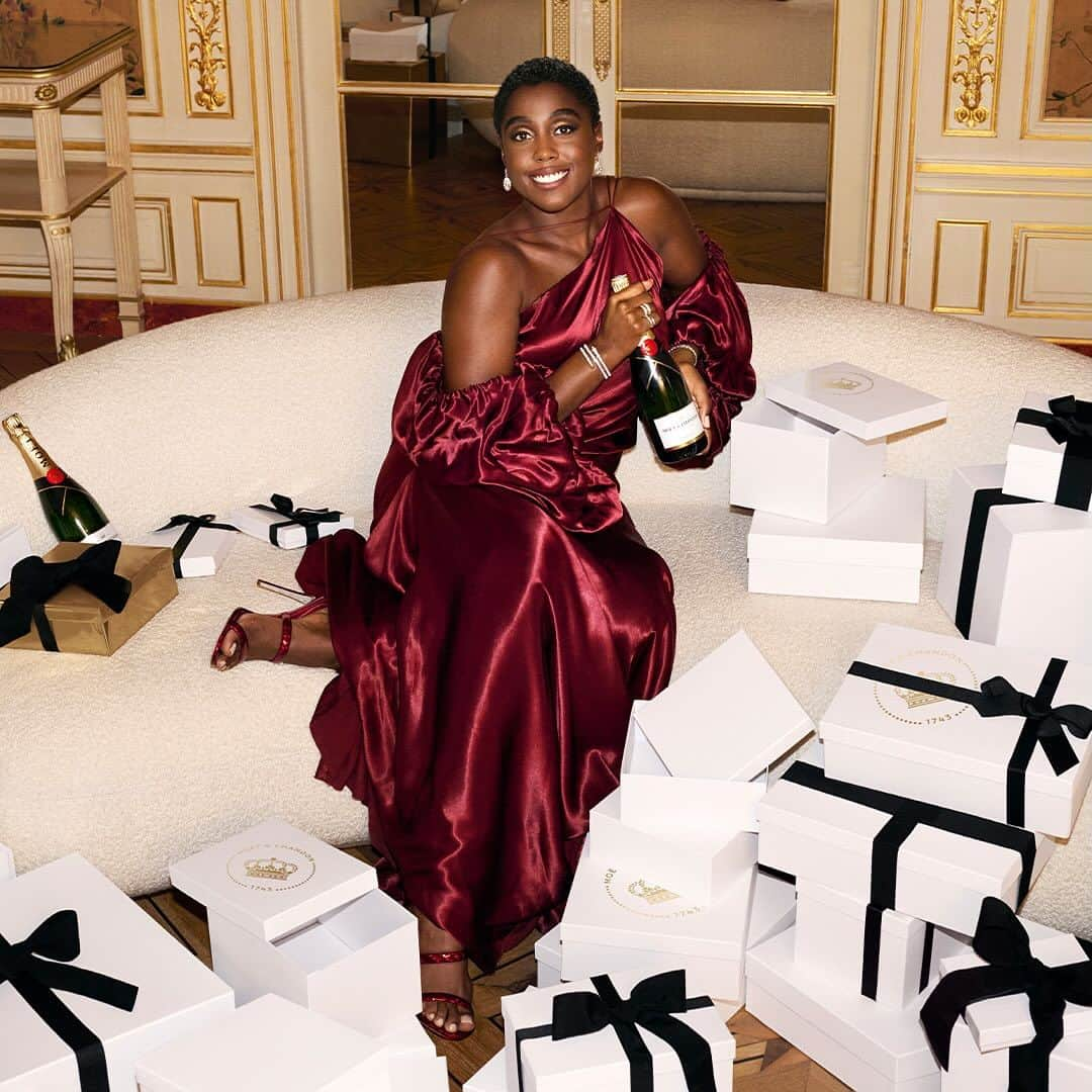 Moët & Chandon Officialのインスタグラム：「Busy wrapping some party favors and holiday gifts. The Moët & Chandon way, of course.   @lashanalynch #ToastWithMoet #MoetImperial #MoetChandon   This material is not intended to be viewed by persons under the legal alcohol drinking age or in countries with restrictions on advertising on alcoholic beverages. ENJOY MOËT RESPONSIBLY.」