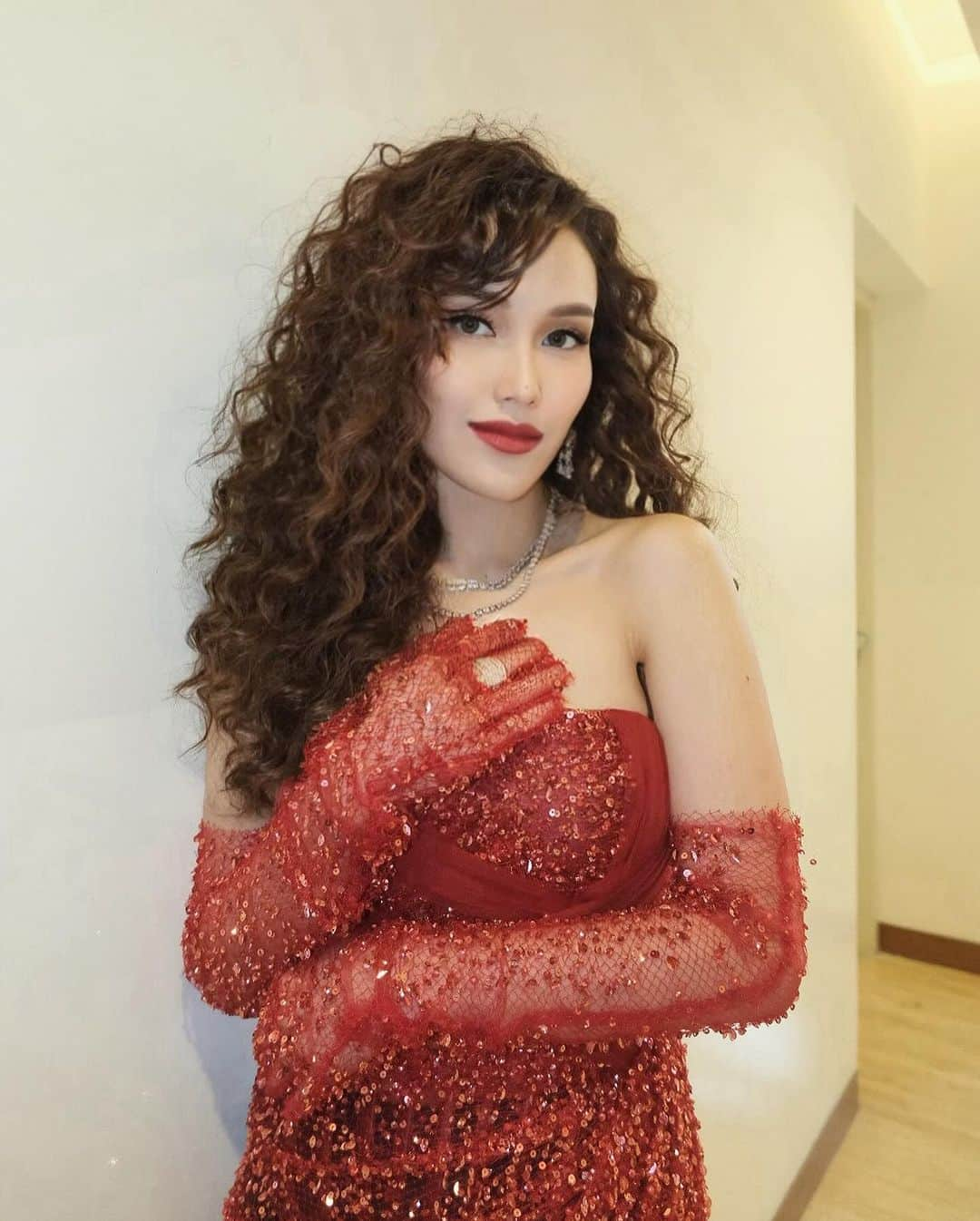 アユ・ティンティンのインスタグラム：「Grand Final KDI ❤️✨  Gown @julianto.official Jewelry @tasheen_diart Fashion Stylist @erichalamin Hair @kriznafahrezi」