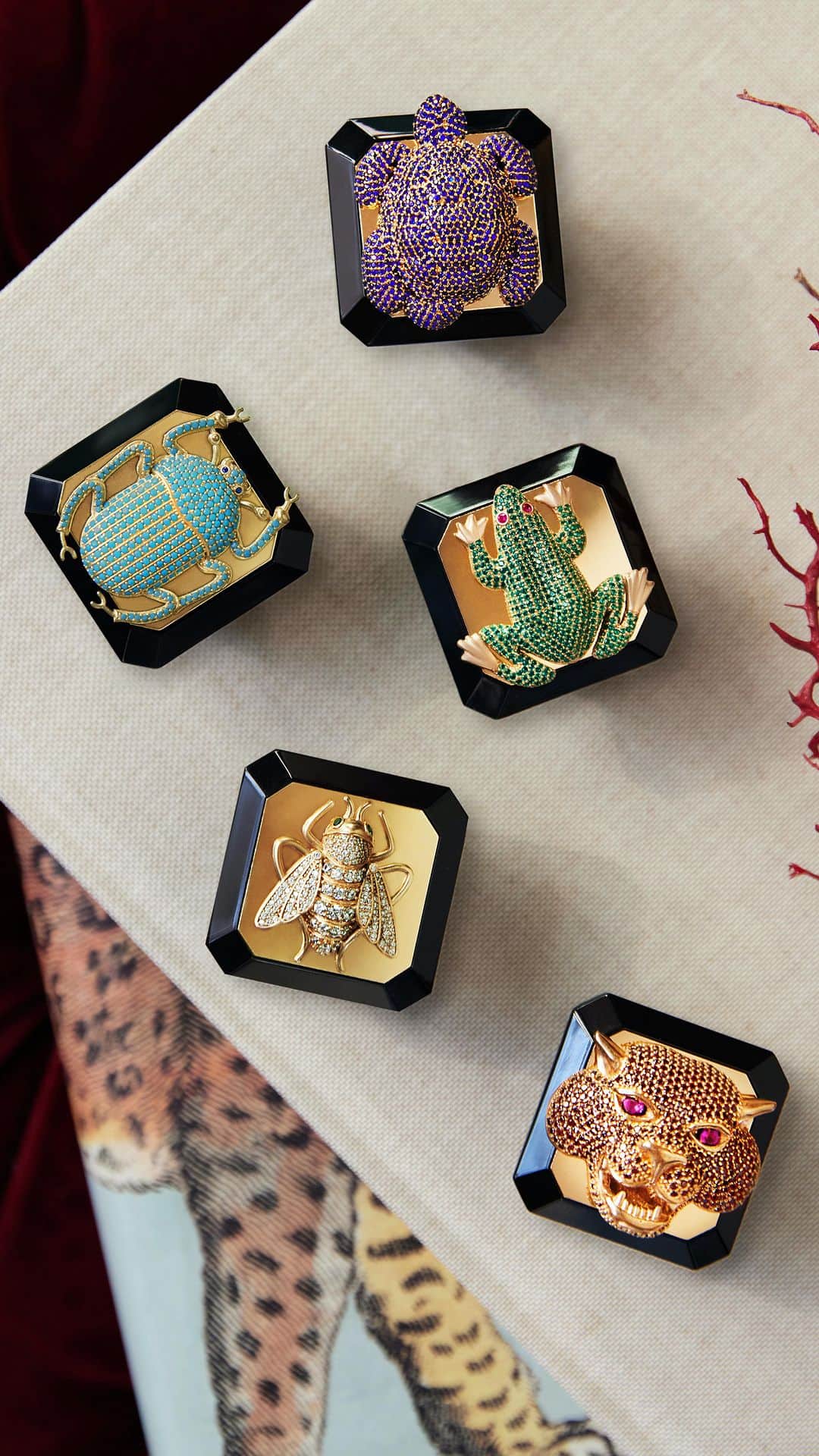 ゲランのインスタグラム：「Guerlain’s imperial bee joins Begüm’s Khan’s enchanted menagerie in an unprecented collaboration for L’Art & La Matière Collection.  Craft your tailormade collector’s piece this Christmas at guerlain.com. — @begumkhan  #BeelieveInFantasy #GuerlainPerfume #LArtetLaMatière #PefumerSince1828 #Fragrance #GuerlainXBegümKhan #PerfectGift #Wishlist」
