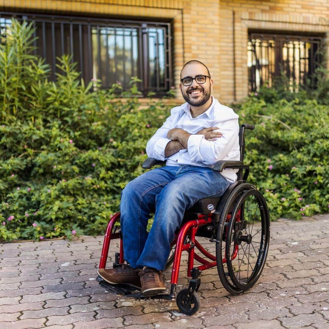 Microsoftさんのインスタグラム写真 - (MicrosoftInstagram)「What does it mean to be a dreamer? For Gonçalo, who lives with cerebral palsy, it means never feeling limited by his condition and striving to support others.  Discover his story and more by visiting the link in our bio.  #InclusionIsInnovation #PeopleOfMicrosoft #MicrosoftLife #DiversityAndInclusion #DisabilityInclusion」12月14日 2時33分 - microsoft