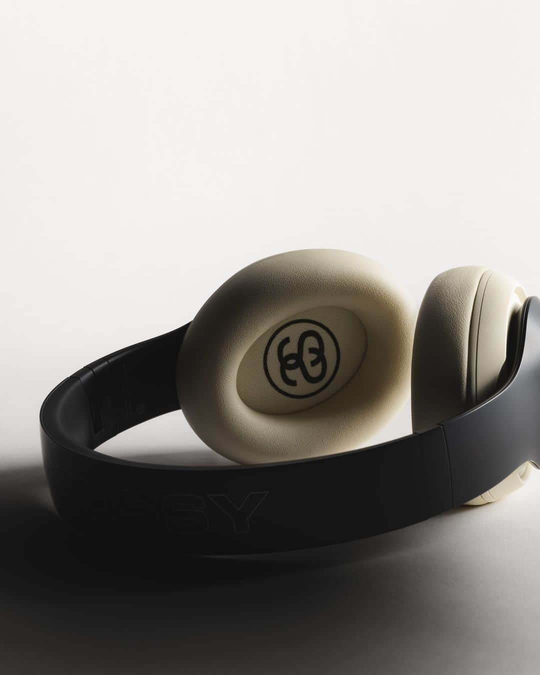 ビーツ・エレクトロニクスのインスタグラム：「Stüssy & Beats by Dre...  available on stussy.com, at select Stüssy chapter stores, and select Dover Street Market locations on Friday, December 15th   North America - Friday December 15th, 10am PST UK - Friday December 15th, 10am GMT Europe - December 15th, 10am CET Japan, Korea, & All Other Regions - Friday December 15th, 10am JST」