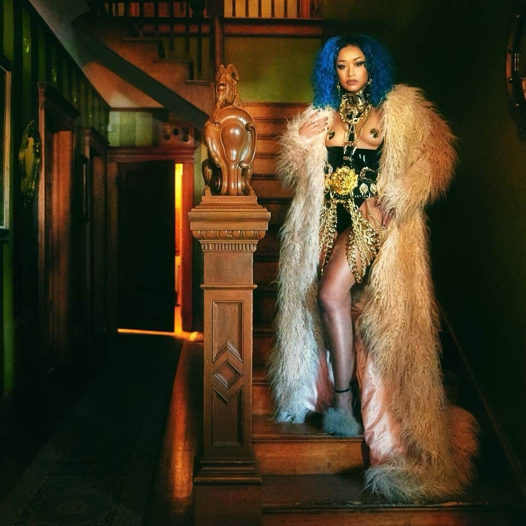 スキン・ダイアモンドのインスタグラム：「Just something casual for lounging around the house 😈🧨 Wearing @monikabereza with incredible photography by @rickcraft 🥰」