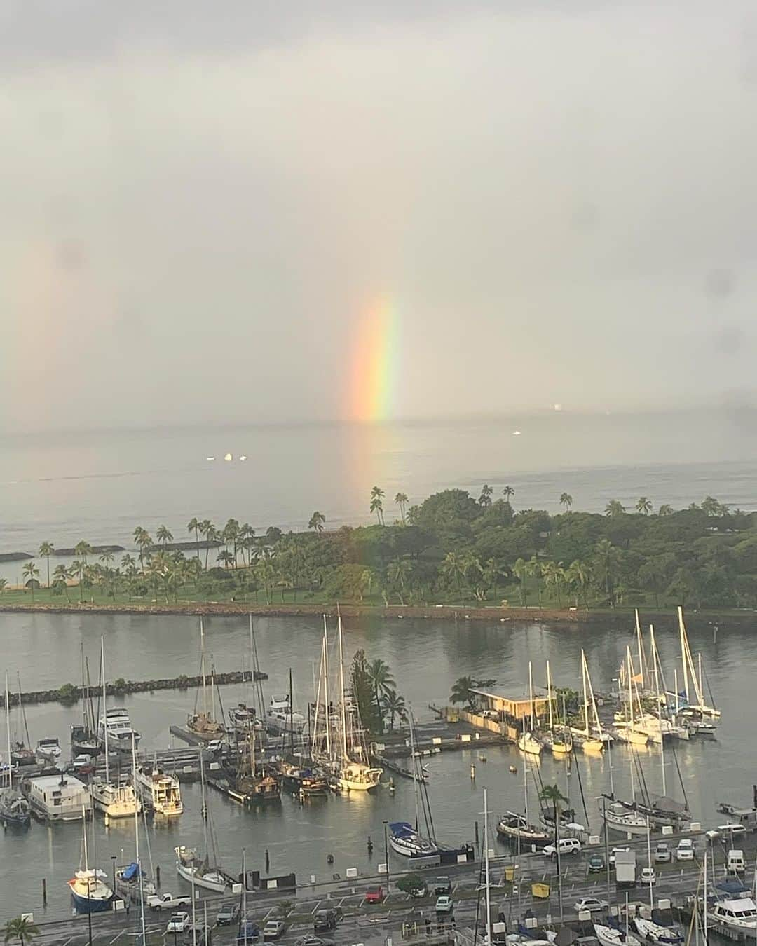 上原浩治のインスタグラム：「ハワイの朝… なんか天気悪いなぁ😅  虹が🌈出てました。刺さってるみたいな感じ  国内で時差５時間って、まぁまぁキツいっす😅  #ハワイ　#天気　#虹　#🌈　#☁️ #時差　#きつい   @koji19ueharaのフォローをお願いします  #上原浩治の雑談魂の登録を   http://www.koji-uehara.netにコメントを」