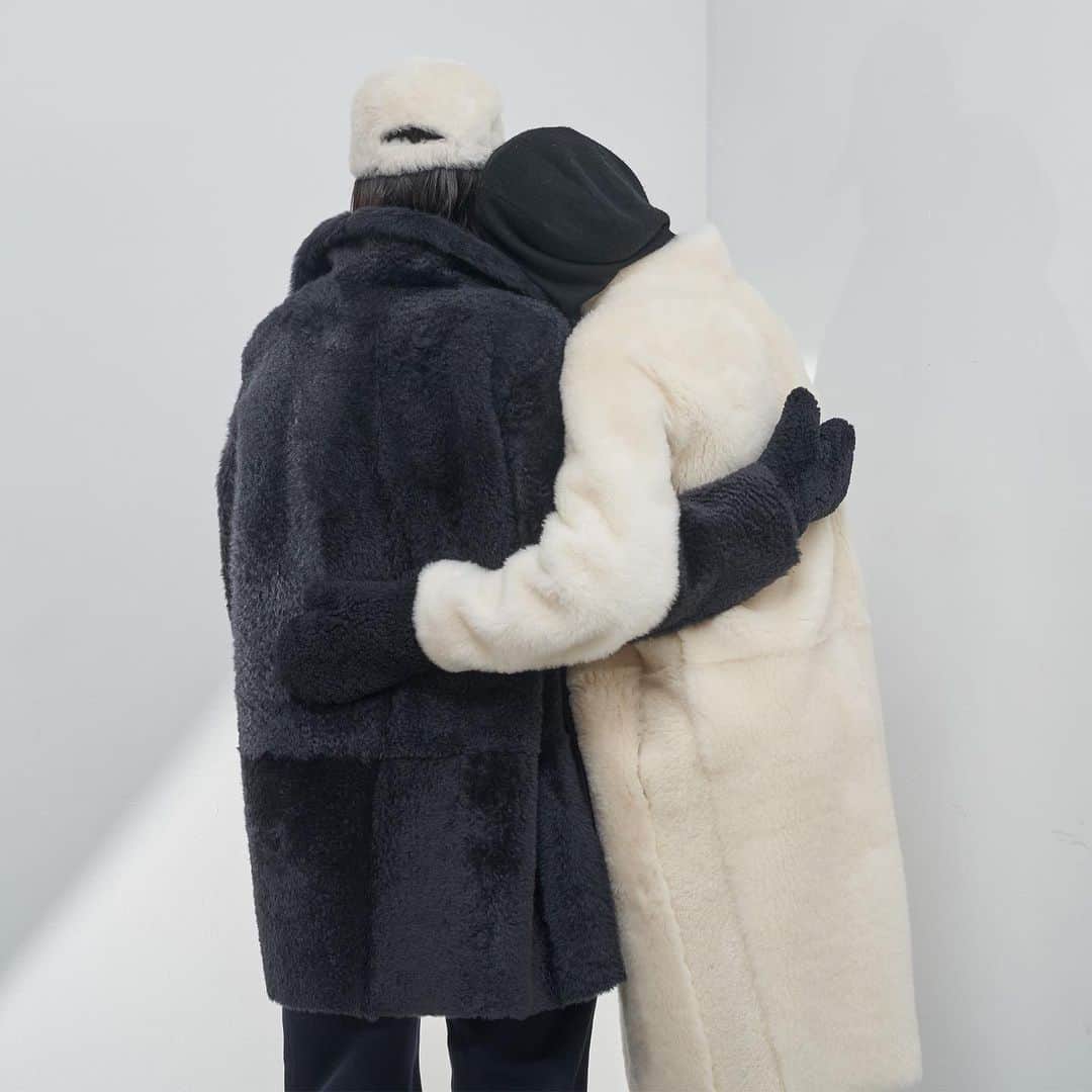 カールドノヒューさんのインスタグラム写真 - (カールドノヒューInstagram)「Our cashmere shearling cocoon coat in ‘Arctic’ and Shearling midi coat in ‘Baltic’. Accessories shearling cap in ‘Arctic’ and mittens in ‘Baltic’. Effortless, made to last. #luxuryforlife #fashion #luxury #shearling #cashmere」12月21日 8時00分 - karldonoghue