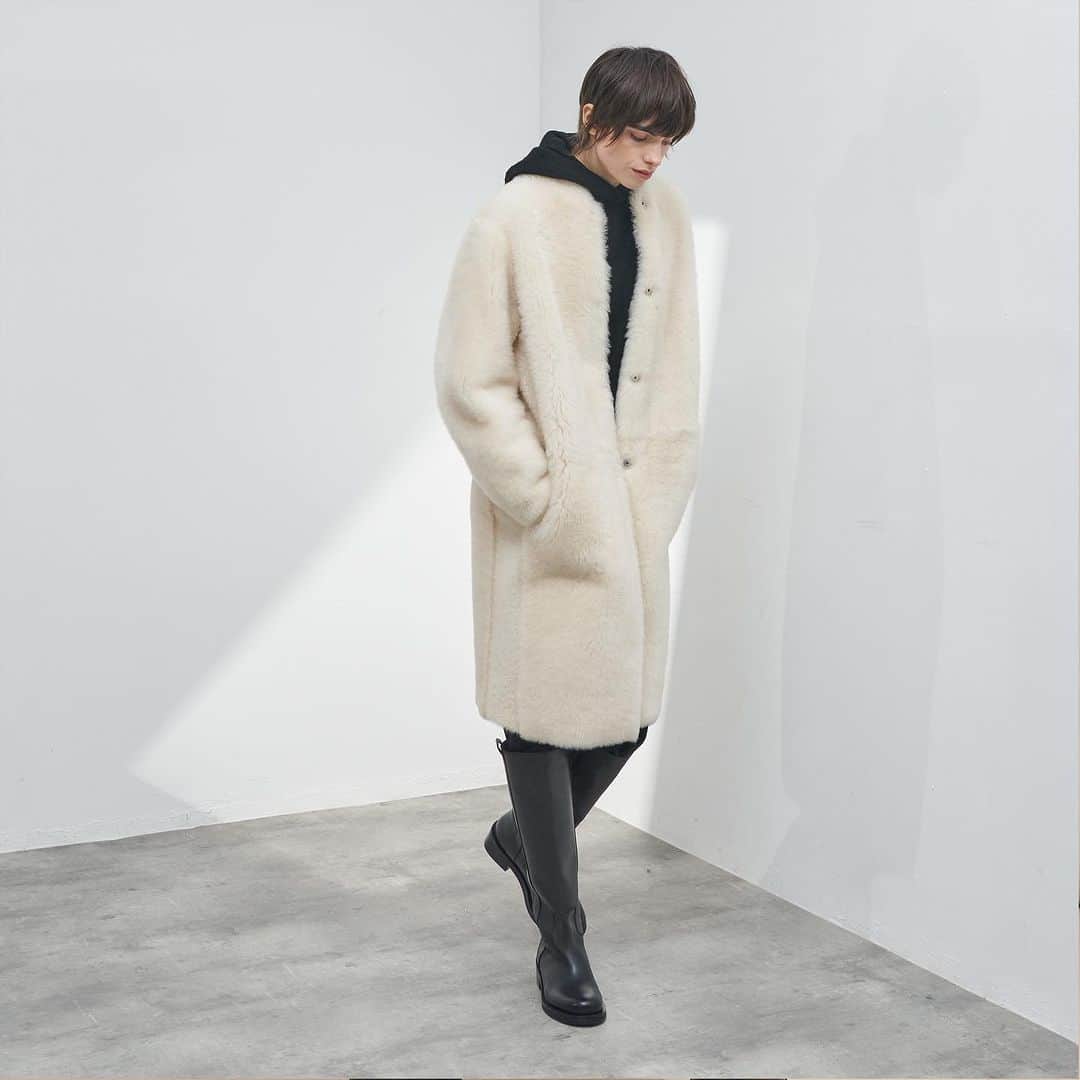 カールドノヒューさんのインスタグラム写真 - (カールドノヒューInstagram)「Our shearling cocoon coat in ‘Arctic’ Effortless, made to last. #luxuryforlife #fashion #luxury #shearling #cashmere #hoodie #winterwhite #luxe」12月22日 23時30分 - karldonoghue