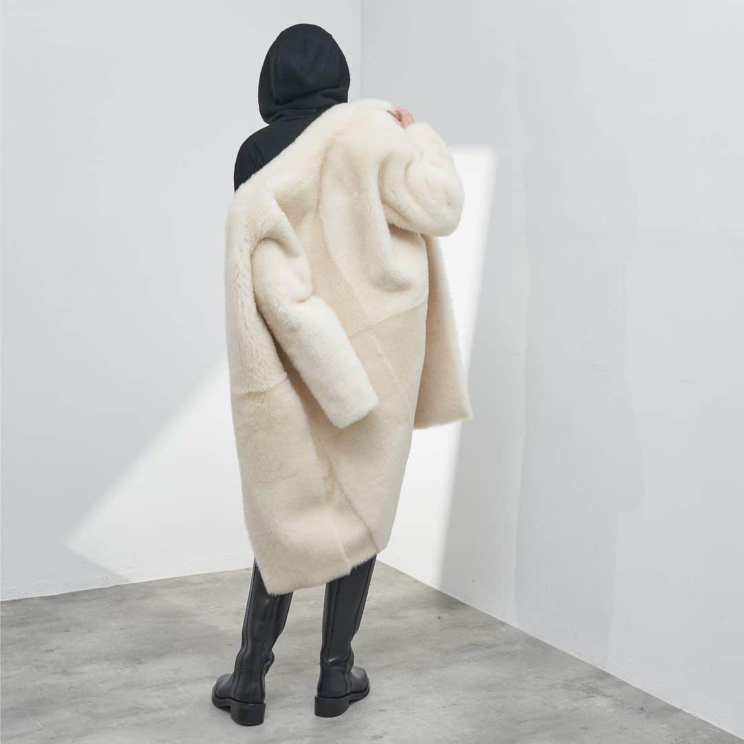カールドノヒューさんのインスタグラム写真 - (カールドノヒューInstagram)「Our shearling cocoon coat in ‘Arctic’ Effortless, made to last. #luxuryforlife #fashion #luxury #shearling #cashmere #hoodie #winterwhite #luxe」12月22日 23時30分 - karldonoghue