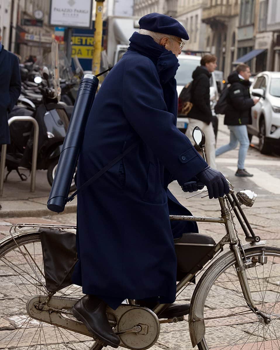 スコット・シューマンのインスタグラム：「Now that’s how to bike around Milan! The coat! The beret! The gloves!!! Bravo!! Milan (of course)」
