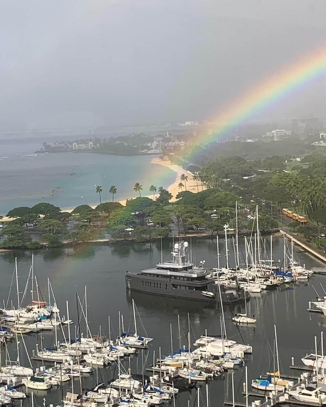 上原浩治のインスタグラム：「目の前に虹🌈があるみたいな感じでした☺️  手を伸ばしたら触れそうなくらいに…  何かいいことが起きないかなぁ〜😁　数人の方たちには挨拶ができました🤝」