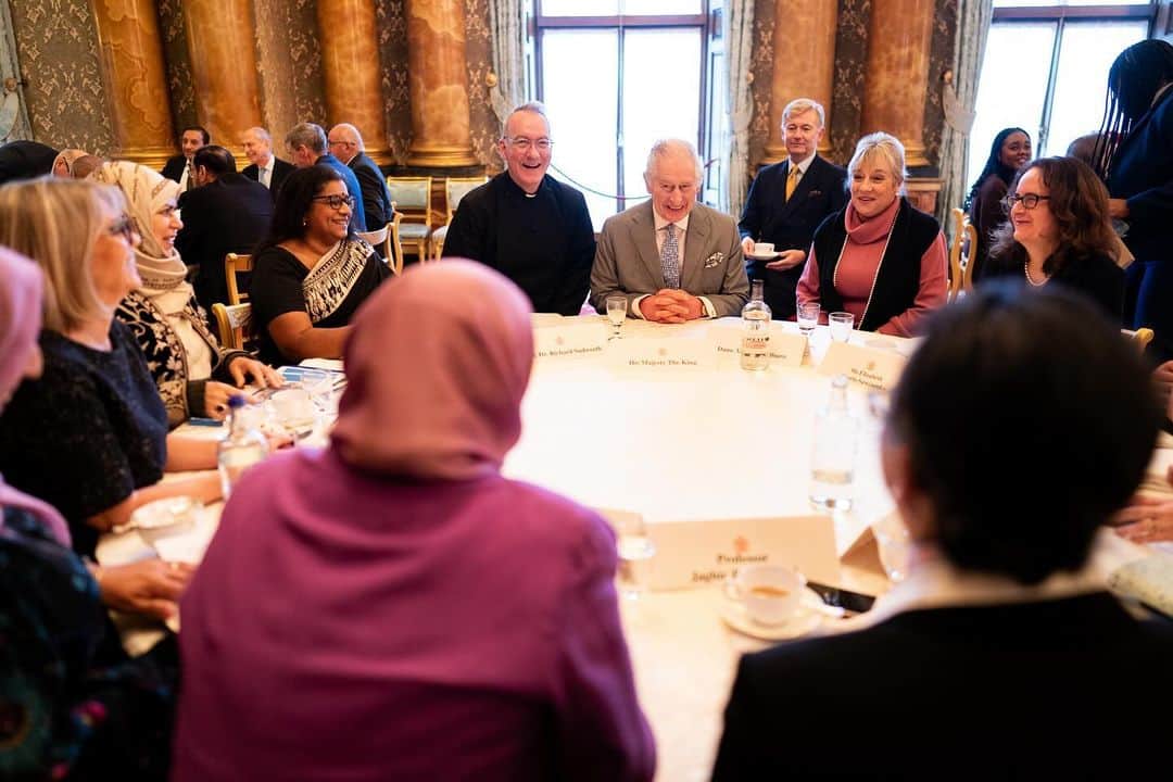 ロイヤル・ファミリーさんのインスタグラム写真 - (ロイヤル・ファミリーInstagram)「Today The King hosted a gathering of UK community and faith leaders at Buckingham Palace. Guests had the opportunity to discuss the challenges their communities face, and the ways in which greater cohesion and fellowship can be fostered among them.」12月14日 3時37分 - theroyalfamily