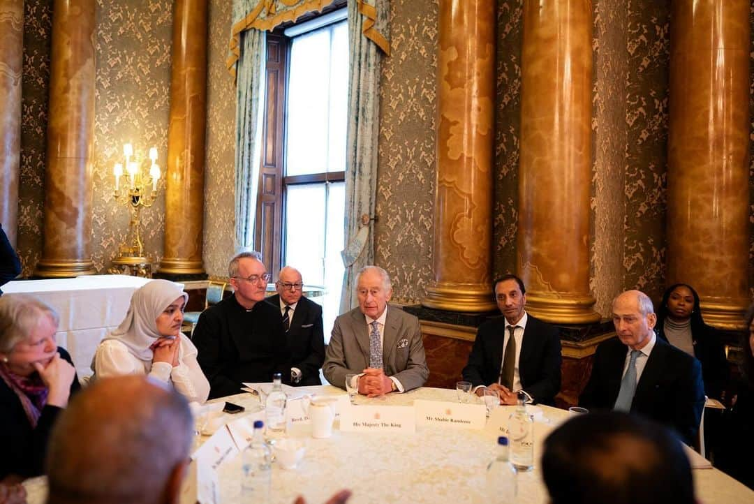 ロイヤル・ファミリーさんのインスタグラム写真 - (ロイヤル・ファミリーInstagram)「Today The King hosted a gathering of UK community and faith leaders at Buckingham Palace. Guests had the opportunity to discuss the challenges their communities face, and the ways in which greater cohesion and fellowship can be fostered among them.」12月14日 3時37分 - theroyalfamily