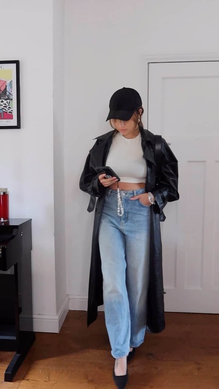 サマンサ・マリアのインスタグラム：「Where has the sun gone 🥲 Top @skims Jeans @asos Jacket Zara  Pumps @andotherstories  Bag @ganni   #ootd #casualootd #winteroutfits #styleinspo」