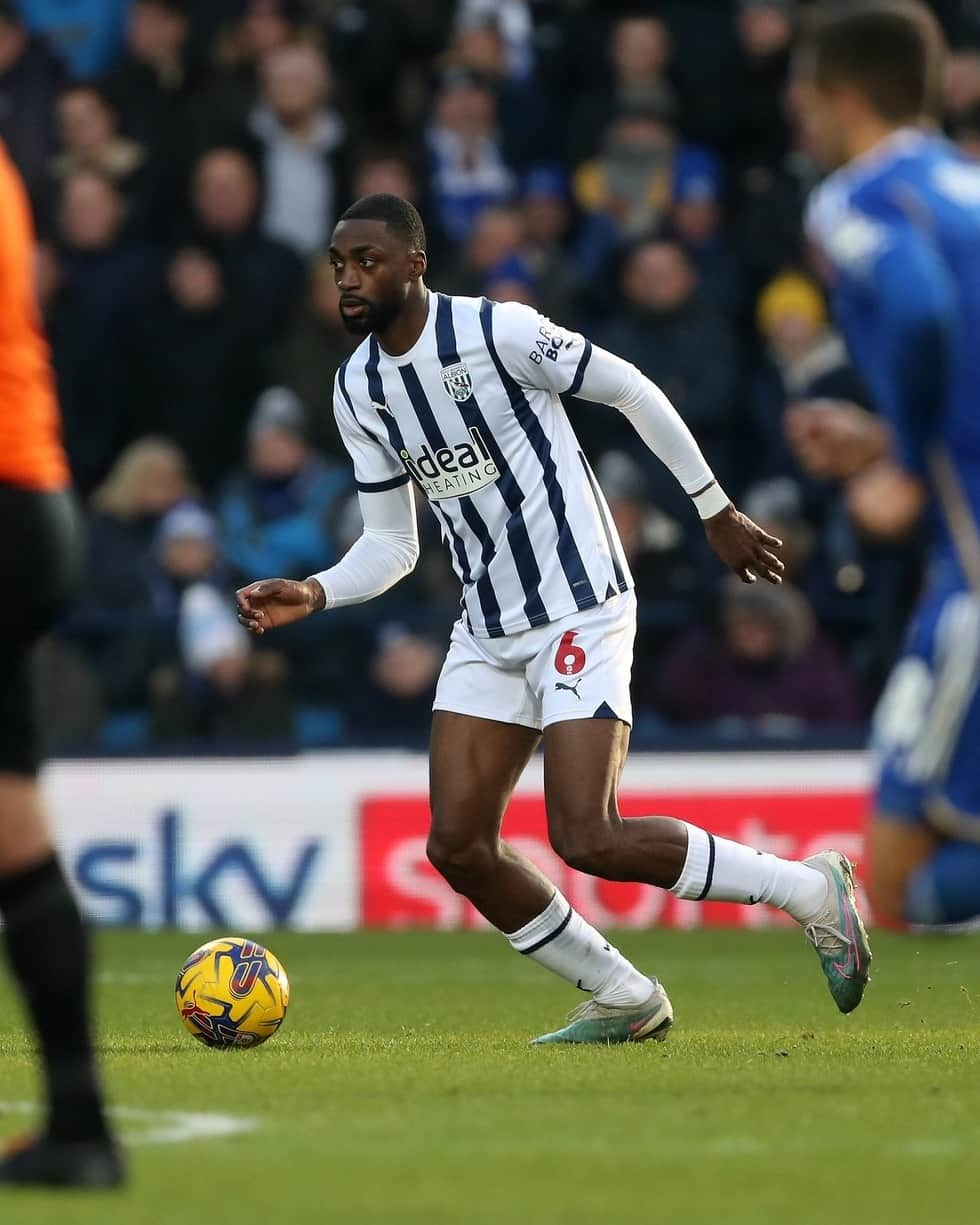 ウェスト・ブロムウィッチ・アルビオンFCのインスタグラム：「1️⃣5️⃣0️⃣ appearances in Albion colours for @semishems! 🫡  Congrats, Semi! 🇳🇬  #WBA #Championship」