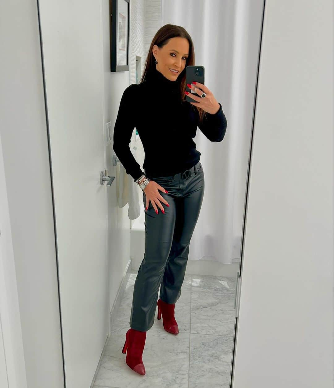 リサ・アンのインスタグラム：「🖤 the booties made me selfie 🖤  @louboutinworld   #selfie #christianlouboutin #booties #thereallisaann」