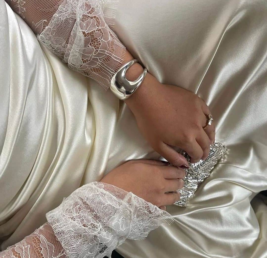 Fred Segalさんのインスタグラム写真 - (Fred SegalInstagram)「@agmesnyc Leona Cuff on a bridal look for @rizrivianti. 🤍」12月14日 4時11分 - fredsegal