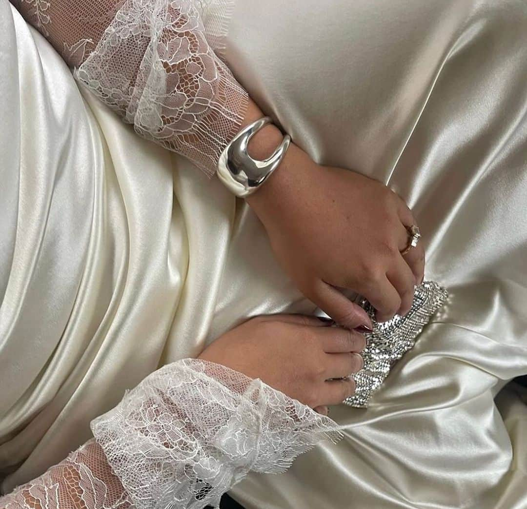 Fred Segalのインスタグラム：「@agmesnyc Leona Cuff on a bridal look for @rizrivianti. 🤍」