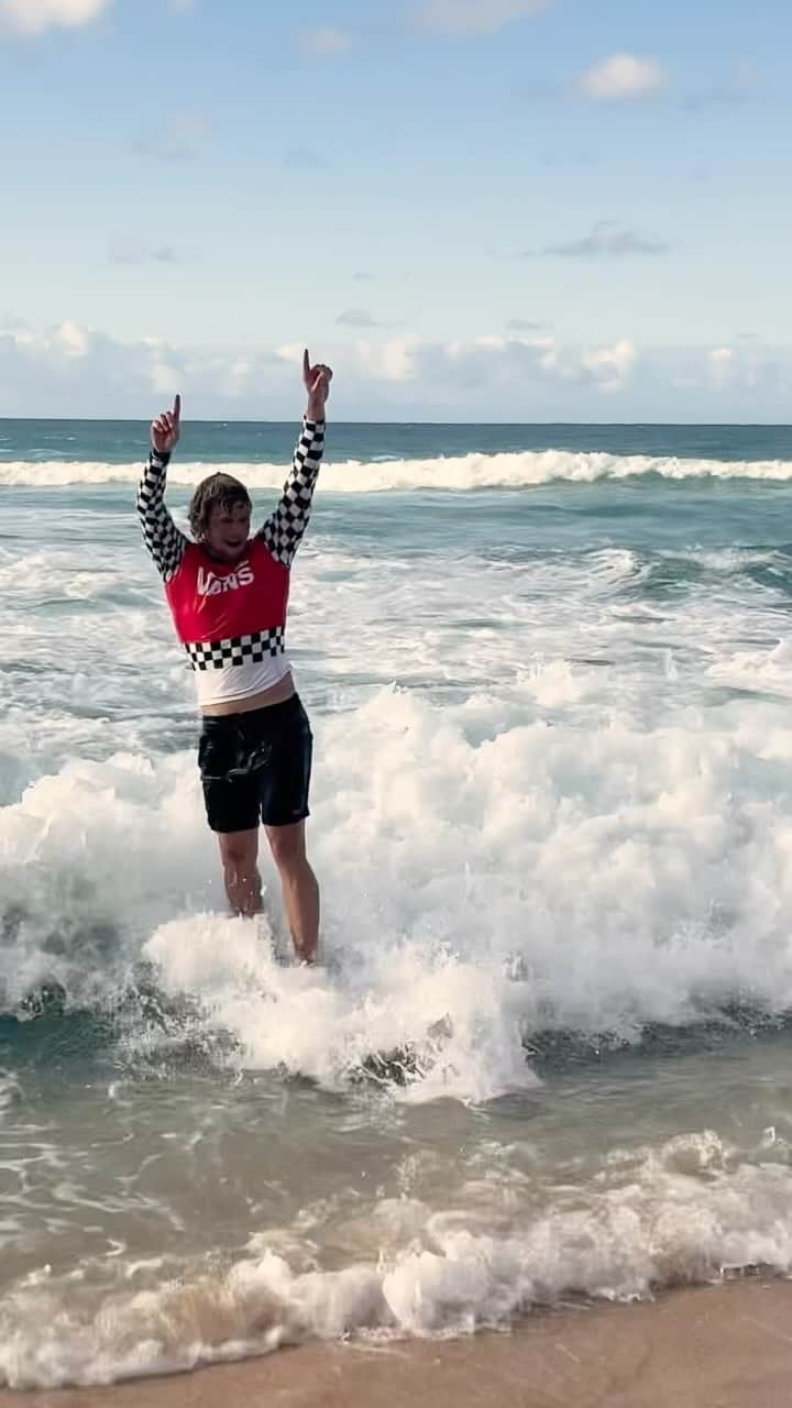 surflineのインスタグラム：「“I wasn’t expecting to win, I was just having fun surfing with my brothers and my friends. I’m so stoked.” - @john_john_florence   Three rounds surfing with his brothers followed by a final filled with best friends, the trophy resides back on the North Shore. Congratulations John, add it to the mantel. @vanssurfevents」