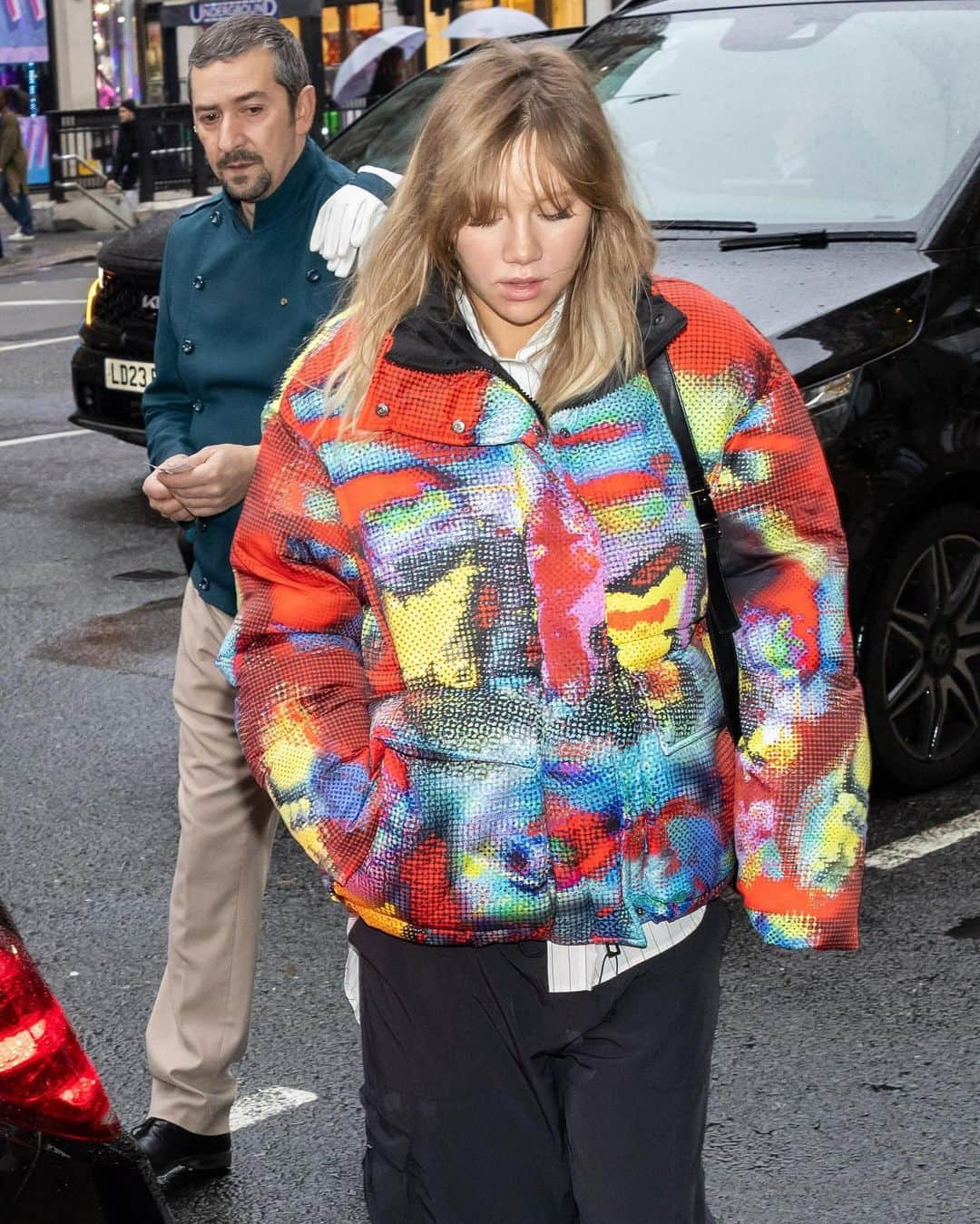 デシグアルさんのインスタグラム写真 - (デシグアルInstagram)「Suki Waterhouse stuns in London wearing our #DesigualxMaríaEscoté padded jacket before heading to the 2023 British Fashion Awards. Available now on our website.​  #Desigualxme #NewDesigual」12月14日 5時01分 - desigual