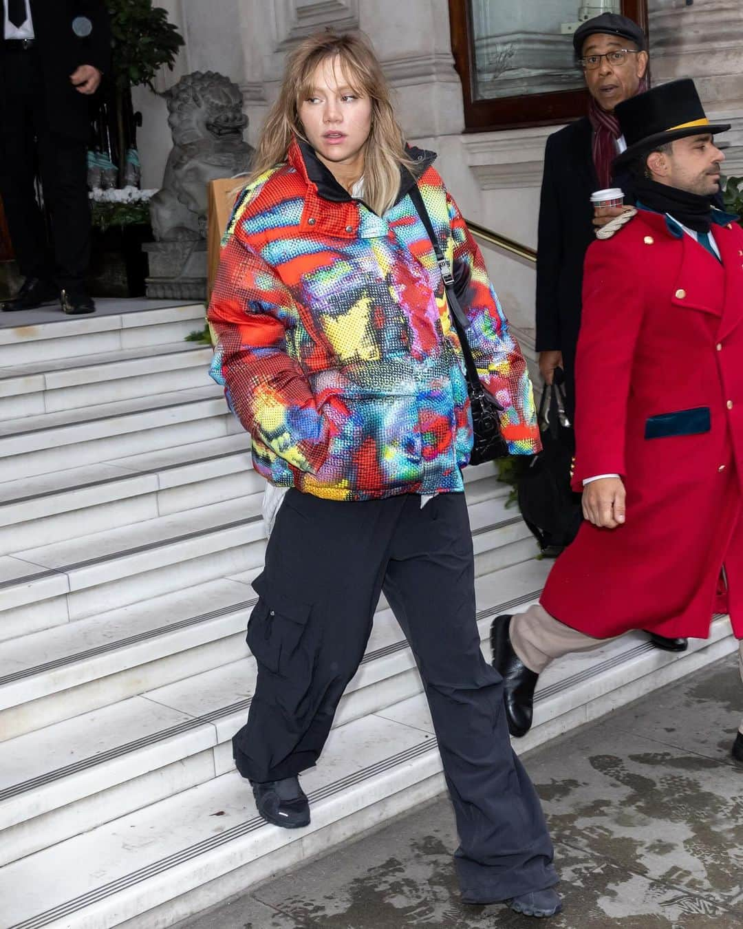 デシグアルさんのインスタグラム写真 - (デシグアルInstagram)「Suki Waterhouse stuns in London wearing our #DesigualxMaríaEscoté padded jacket before heading to the 2023 British Fashion Awards. Available now on our website.​  #Desigualxme #NewDesigual」12月14日 5時01分 - desigual