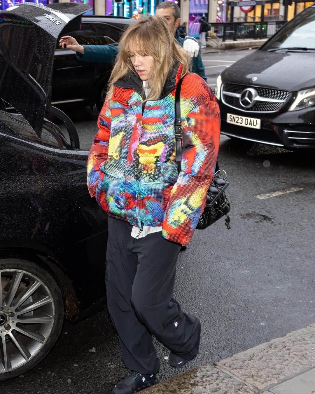 デシグアルのインスタグラム：「Suki Waterhouse stuns in London wearing our #DesigualxMaríaEscoté padded jacket before heading to the 2023 British Fashion Awards. Available now on our website.​  #Desigualxme #NewDesigual」