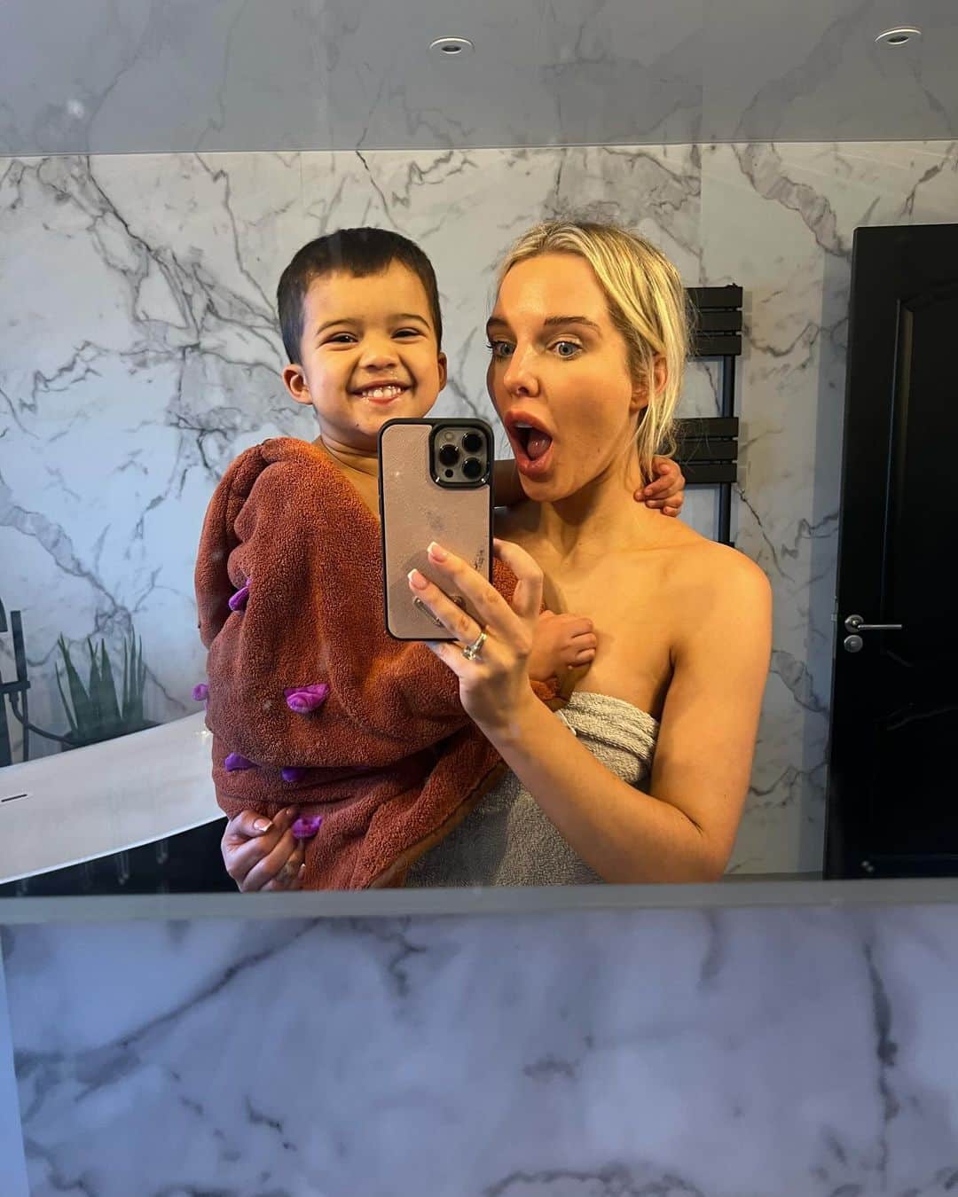 ヘレン・フラナガンのインスタグラム：「My beautiful snotty toothy little gremlin 🤍 mamas boy 🩵」