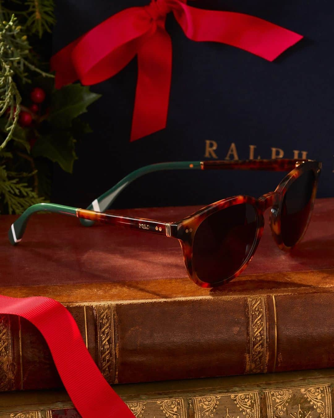 Polo Ralph Laurenさんのインスタグラム写真 - (Polo Ralph LaurenInstagram)「Timeless #RLGifts for the holiday season include our Heritage Rowing Stripe Round Sunglasses.  Explore #PoloRLStyle now via the link in bio.   #RLHoliday #PoloRalphLauren」12月14日 5時06分 - poloralphlauren