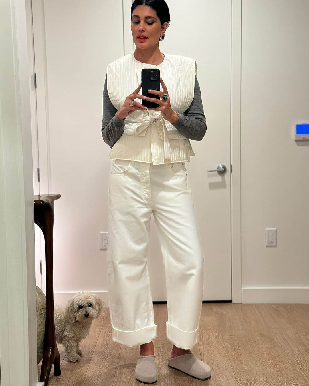 レイチェルロイさんのインスタグラム写真 - (レイチェルロイInstagram)「The one item that quickly changes the look of any outfit for winter:  The Vest  I like mine in winter white because I think it lays nicely against my skin + cream is the ultimate quiet luxury hue, although the black version of this style is chic chic chic too! Try adding a vest to your next ensemble and see how quickly it elevates your look.  True luxury is the low price.  These affordable design options are under $24! available only at @tjmaxx & @marshalls 🤍🤍  Paired here with baggy white denim @citizensofhumanity & Soft clogs made out of recycled plastics @rothys   #Style #Vest #WinterWhite #Ootd #StyleInspiration #WinterOutfits #QuietLuxury #RachelRachelRoy」12月14日 5時12分 - rachel_roy