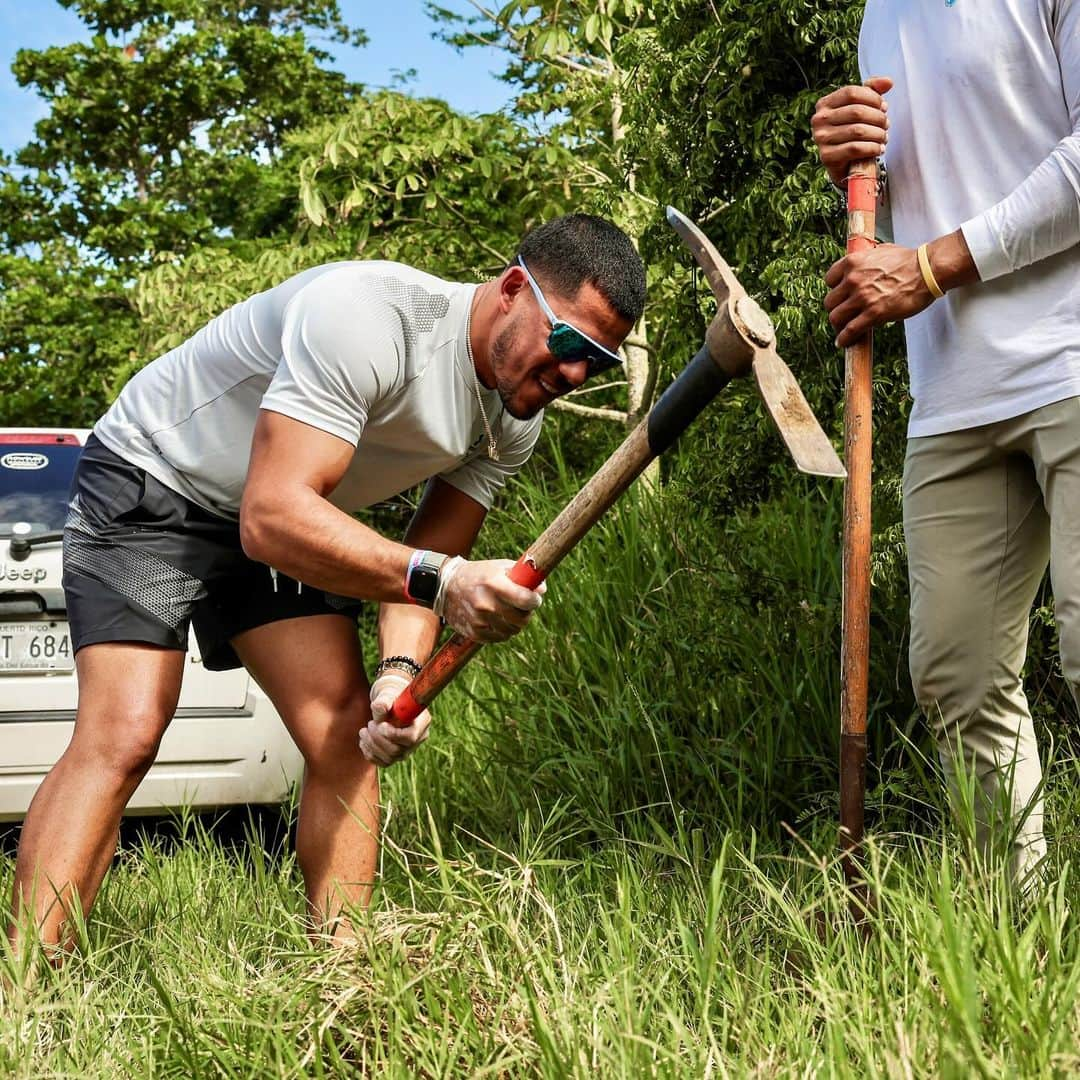 トロント・ブルージェイズさんのインスタグラム写真 - (トロント・ブルージェイズInstagram)「As part of his on-going charitable initiatives in Puerto Rico, José Berríos joined Javy Báez and Francisco Lindor in cleaning Las Ruinas beach in Aguadilla 💙🇵🇷」12月14日 5時22分 - bluejays