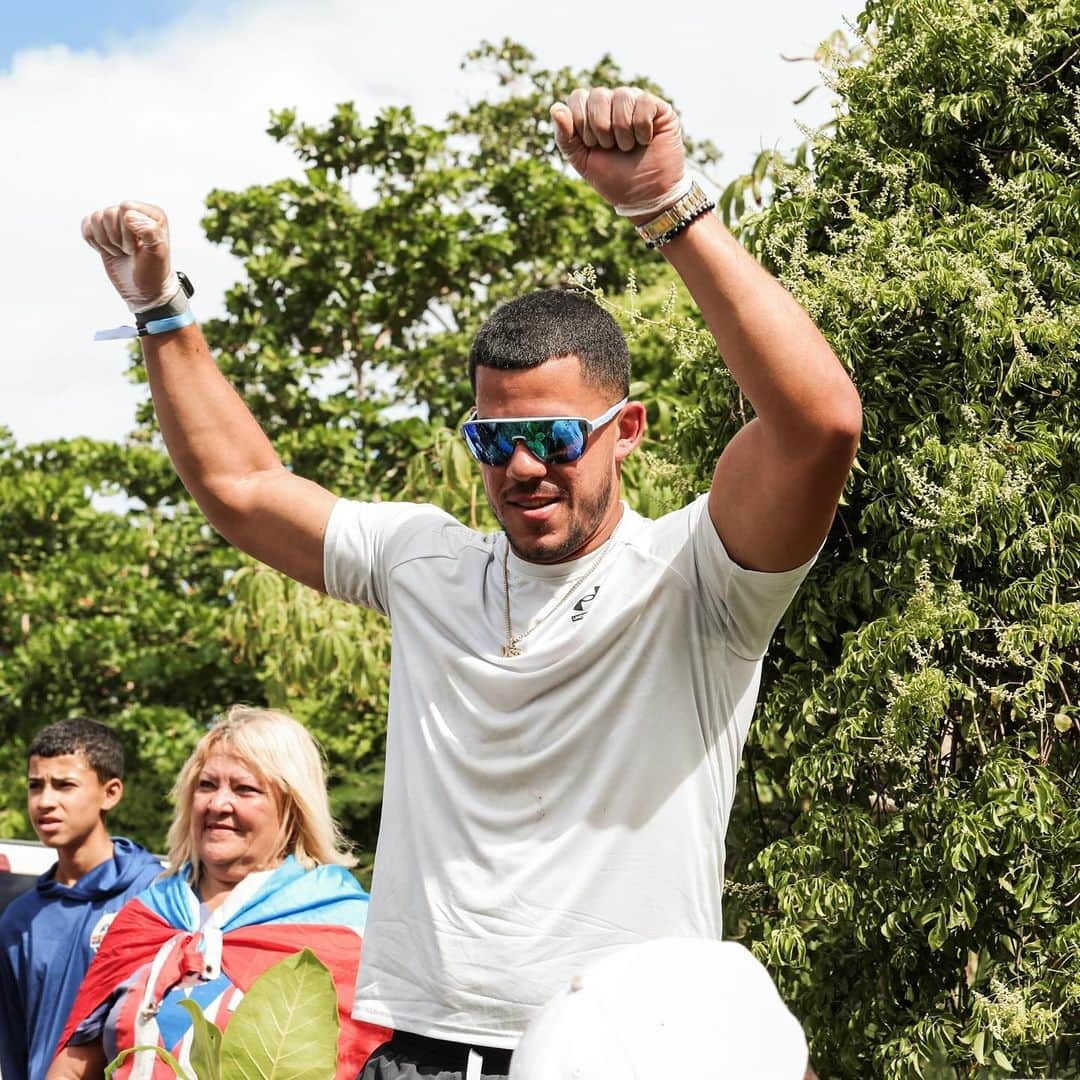 トロント・ブルージェイズのインスタグラム：「As part of his on-going charitable initiatives in Puerto Rico, José Berríos joined Javy Báez and Francisco Lindor in cleaning Las Ruinas beach in Aguadilla 💙🇵🇷」