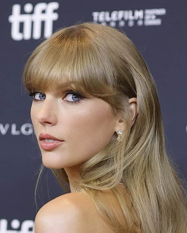 Vogue Beautyのインスタグラム：「Happy birthday, @taylorswift! It's that special time of the year were we celebrate all of her eras, from the angelic, buttery blonde ringlets of her early days to the full fringe she’s made her signature.  Since we first met her in 2006, she's dazzled in bold red lips, soft nudes, statement eyes (cat eyes—to match the cats, of course!), and an array of blonde shades—all while solidifying her place in the world as an iconic pop culture figure.  As she turns 34, Vogue highlights 23 of her best beauty looks at the link in our bio—we wanted to go for 13, but there were just too many good ones to choose from. Comment below you're favorite.」