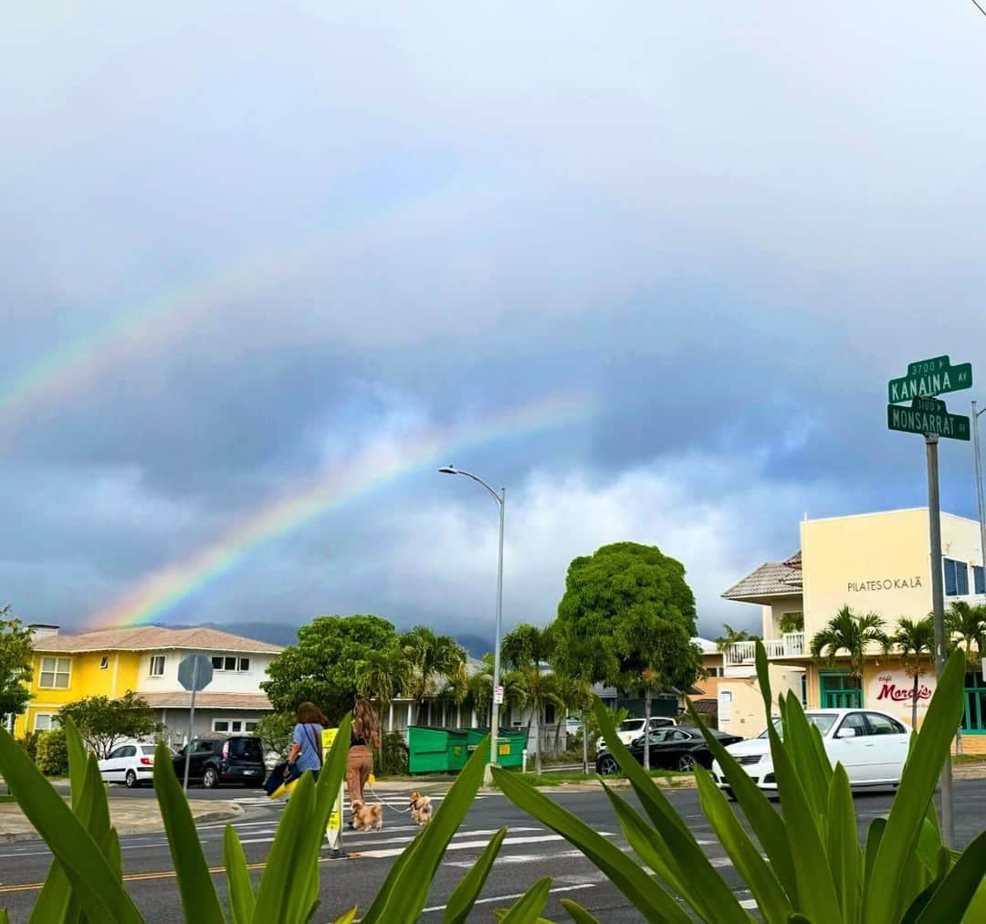 マキ・コニクソンのインスタグラム：「Good morning from 🌈state. 朝から虹ちゃま祭り。  No Rain No Rainbow  「雨が降らなければ、虹は出ない」という意味。  辛いことや悲しいことがあっても、 その後には良い事がやってくるよ、 というハッピーなことわざ。  だから虹を見ると幸せな気分になる。 今日も私たち、きっといい事あるよー！😊  #エアハワイ🌺  #ハッピーレインボーのおすそ分け🌈  #No Rain No Rainbow」