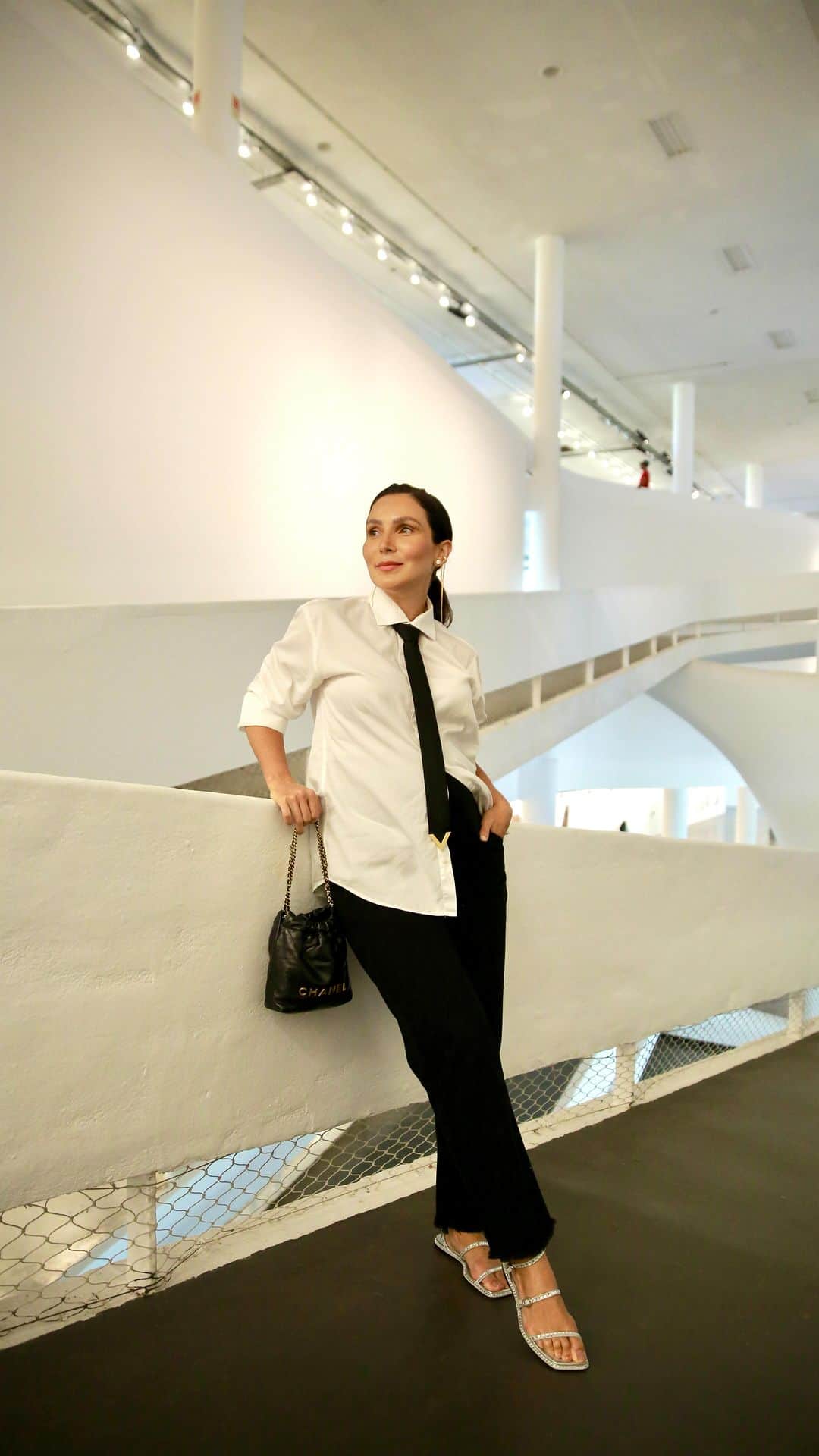 Lalá Noletoのインスタグラム：「Sempre conectada com o mundo da arte, @paulatorresbrand me convidou para uma visita guiada pela @anacarolinaralston na 35 Bienal de São Paulo. Incrível ✨ #paulatorresbrand」