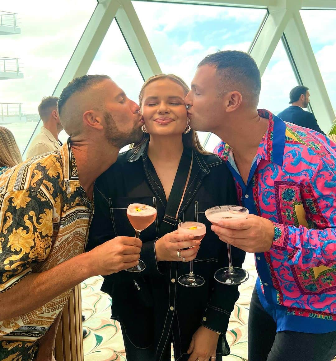 アリ・シンプソンさんのインスタグラム写真 - (アリ・シンプソンInstagram)「THE GAYS LOVE ALLI  @allisimpson 🩷👸🌈 Thanks @celebritycruises_aunz for this incredible cruise 💕 . . . #celebrityedge #celebritycruises #newzealand #queen #iconic #allisimpson #yasss」12月14日 5時58分 - allisimpson