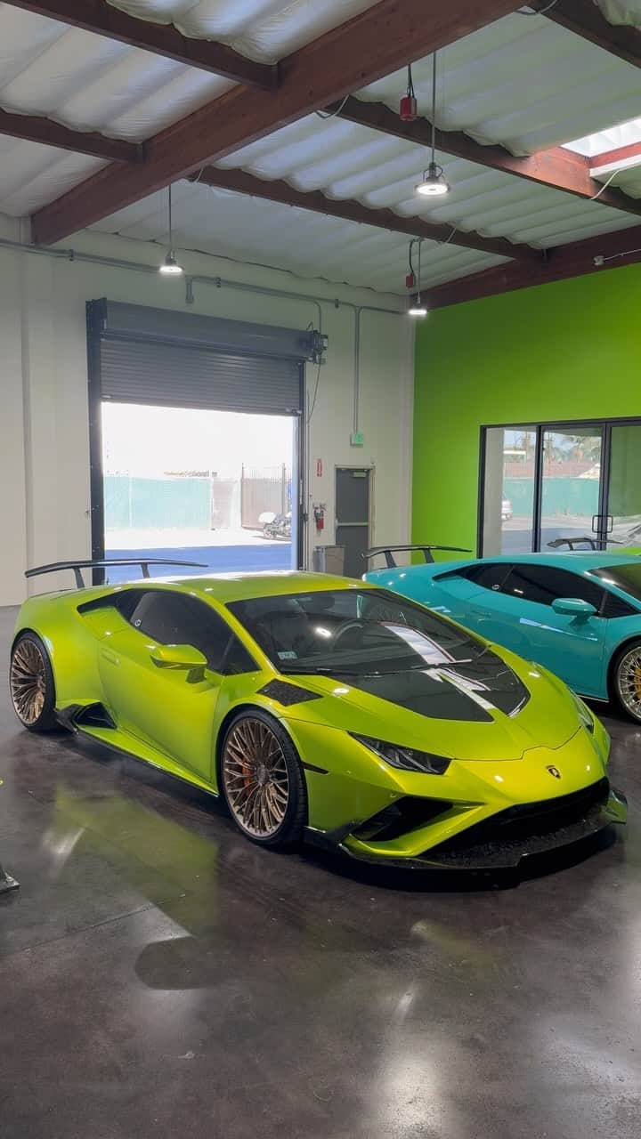 CARLiFESTYLEのインスタグラム：「Next up: VF8XX Hypercharged Huracan EVO finished in Verde Citrea on @al13wheels 🔥  We’re ready to add +200HP to this car & turn it into an absolute animal!   Kits are in stock now & ready to install … What’re you waiting for?   -  sales@vfengineering.com  -  #carsofinstagram #vfengineering #vfsupercharged #vf8xx #hypercharged #huracanevo」