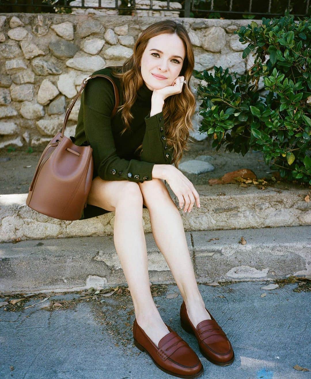 ダニエル・パナベイカーのインスタグラム：「In my loafers era.  These shoes remind me of the penny loafers I so desperately wanted as a kid.  Wearing head-to-toe @sezane」