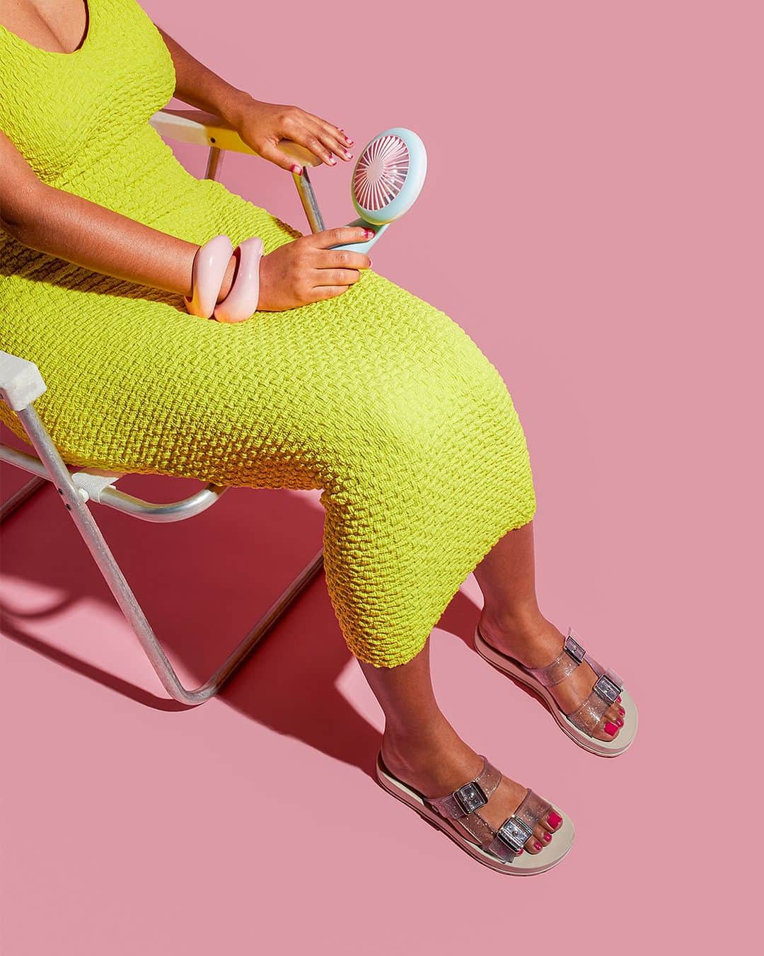 ザクシーのインスタグラム：「Efeito gloss e fivela para você sair de casa com muita personalidade e praticidade: essa é Zaxy Flash, um slide que tem tudo para conquistar seu coração ❤️  🛍️ A sua te espera no link da bio!  #ZaxyFlash - R$69,99」