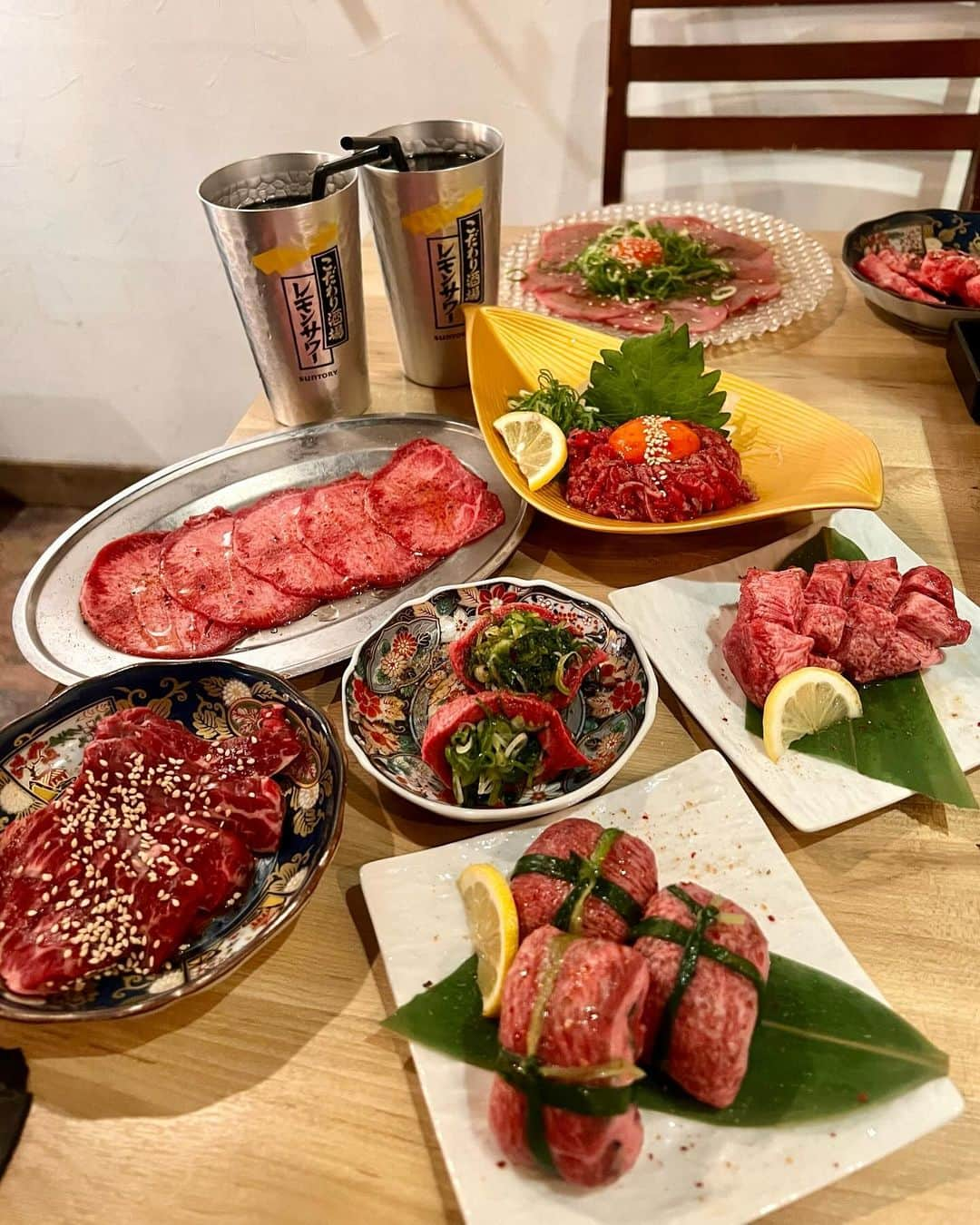 のののインスタグラム：「焼肉タンとハラミ。梅田ハナレ店 あやかちゃんといっぱい食べてきた✌︎  大人気の縛りタン（1番手前）は中には、たっぷりきざみネギが入ってるの🥹 その奥のネギ包みタンも人気だよ✨  PR @tantoharami__hanare  梅田から徒歩約6分 営業時間　17:00〜24:00  #タンとハラミ#大阪焼肉#大阪焼肉食べ放題#大阪グルメ#大阪ディナー#梅田焼肉#梅田グルメ#梅田ディナー#タン#タン塩#ハラミ#焼肉#焼肉屋」