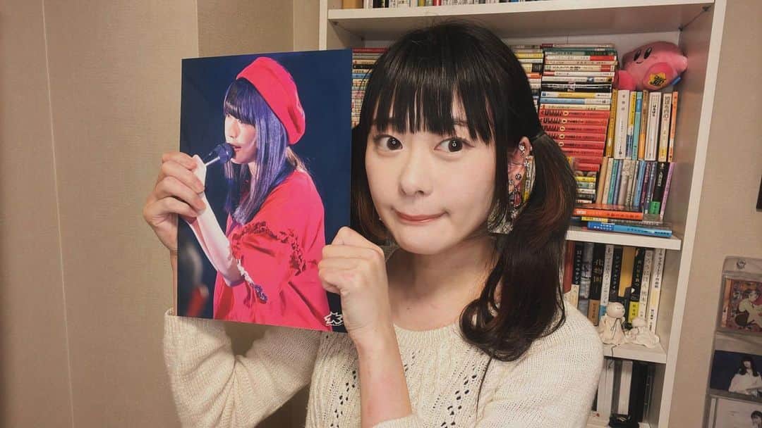 ももすももすのインスタグラム：「プロマイドたち、ピカピカの紙質、サインするヨゥ。」