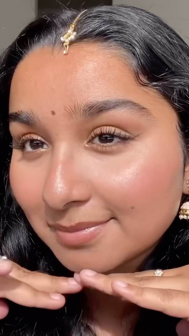 Benefit Cosmeticsのインスタグラム：「Summer to winter makeup using cult-fave #benetint ❄️ @glam.byrosh blends out the rosy tint on her lip and cheeks for this look 😍⁠ ⁠ #regram #friendswithbenefit #coldgirlmakeup #trend」