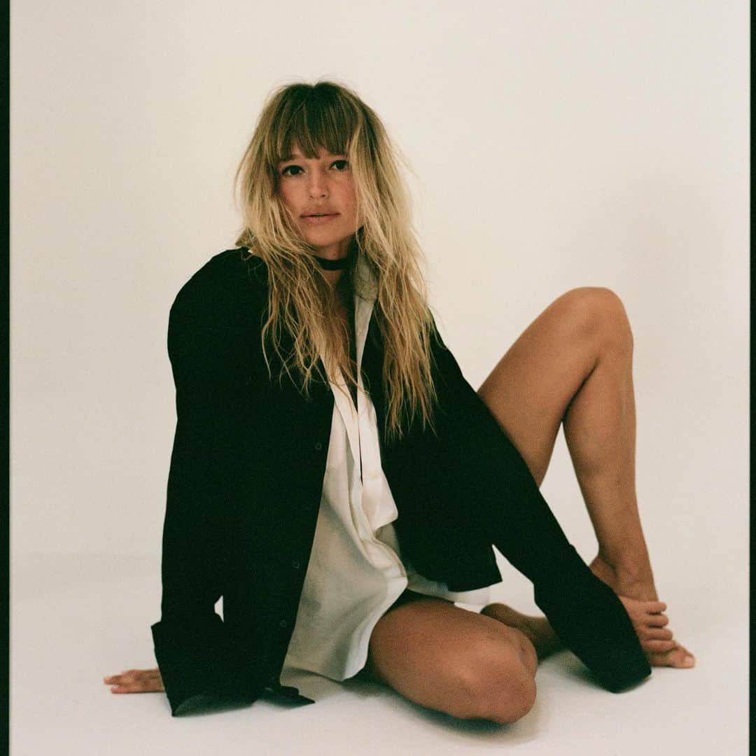 テレザ・カサロヴァのインスタグラム：「🎶 I know I’m a good catch, I just got some bad habits… 🎶   Yesterday:  📷: @lilijamail on film 🎞️ - untouched ✅  @ @lonestarlighthouse Studios」