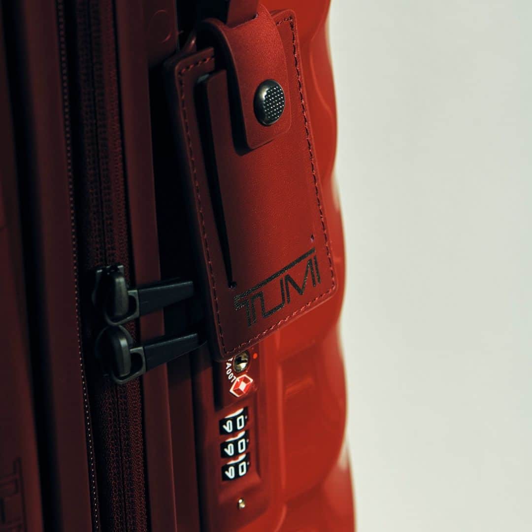 トゥミのインスタグラム：「If you packed it, you need it. The integrated TSA-approved lock system is among the many best-in-class features of our 19 Degree luggage collection. Simply set your 3-digit code and travel knowing your valuables are secure.  #TUMI19D」