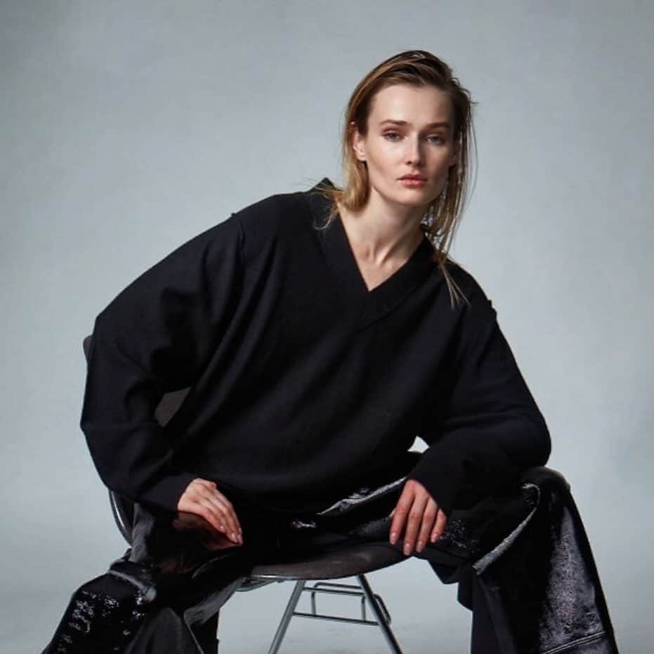 カット25のインスタグラム：「Anna looks effortlessly chic in her oversized black cashmere sweater featuring reverse stitching, patent leather accents, and mesh pockets. #yigalazrouel #madeinnyc」