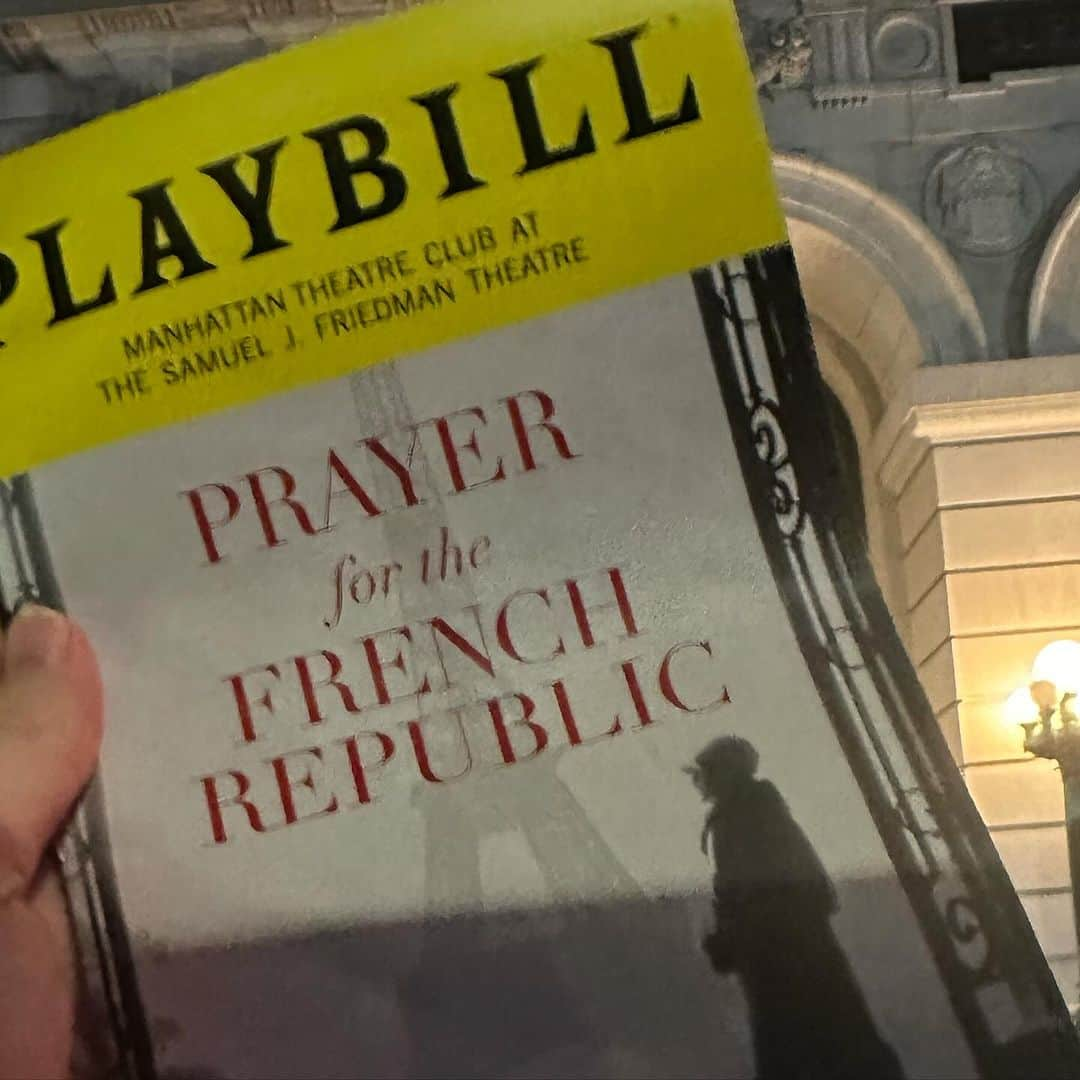 エイミー・シューマーのインスタグラム：「With my whole heart and soul I am recommending seeing the BROADWAY SHOW. PRAYER TO THE FRENCH REPUBLIC. the cast the direction the writing the lighting the set every effing thing. Especially you @francisbenhamou Blown away!!!!!!! #nyc #broadway #prayerforthefrenchrepublic」