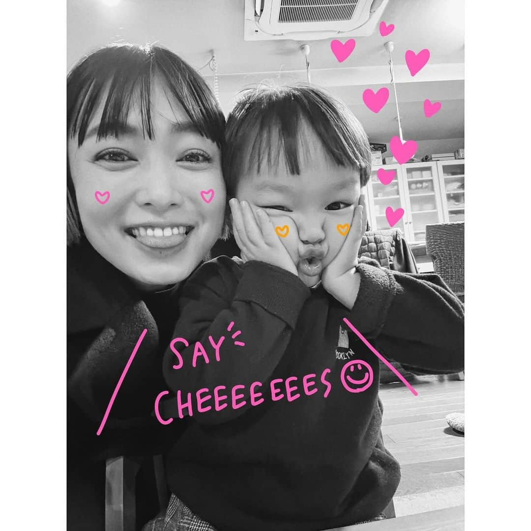 西田あいのインスタグラム：「♡ 我が家の末っ子👼🏻✨ あっっっという間に成長していく。 甥っ子、姪っ子達とお泊まり会したり、トランプしたり、ワイワイご飯を食べたり…思いがけず家族時間たっぷりの帰省となりました♡ 家族で食事をし、あたたかいお風呂に入り、ベッドで寝られる…そんなひとつ、ひとつの物事に感謝し 一日、一日を精一杯生きる。  節目節目でお会いしたい方々にも会ってお話しできたり きっと今大切にすべき"身近な大切な人とのリアルな時間"をしっかり持つことで、原点に立ち返る事ができた気がします。  この世界に生まれてきて、今ここに存在している意味、心も身体も健康でいることの大切さ…日々考え、そして感じながら大きな愛に身を委ねていきたいですね♡  #ニシアイコーデ #ニシアイアート #ニシアイスタイル #ニシアイネイル #ニシアイメイク#西田ヘア #150cmコーデ #sサイズコーデ #30代ファッション #30代メイク #30代コーデ #30代ヘアスタイル #ミニボブ #ショートボブ #大人ショート #ファッションイラスト #毎日コーデ #ファッションスナップ #グラデーションボブ #グラデーションカラー #いらすとぐらむ #illustrate #illustagram #イラストグラム #おえかき #らくがきアート #プロクリエイト #procreate #おしゃれさんと繋がりたい #西田あい」