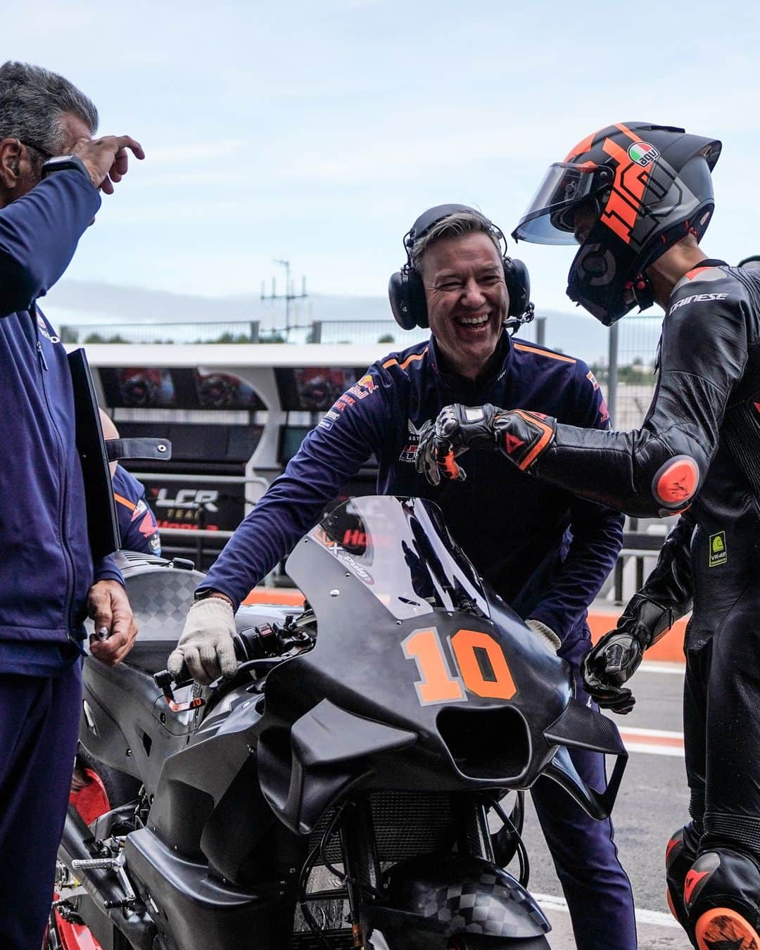 レプソル・ホンダのインスタグラム：「When you explain everything on the bike... apart from where the 'off' button is 😅」