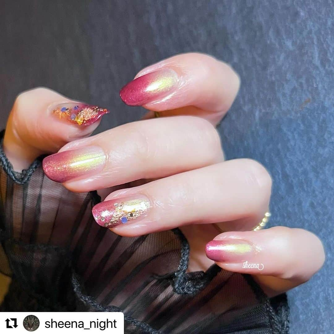 【PLANET NAIL（プラネット ネイル）】公式さんのインスタグラム写真 - (【PLANET NAIL（プラネット ネイル）】公式Instagram)「✰✰✰ ━━━━━━━━━━━  @sheena_night さま♡  PLANETNAIL ラメネイル PLB20  未来の七不思議 を使ったグラデネイルデザイン のご紹介ありがとうございます😌🩷  とっても鮮やかだけど バランスがよくって sheena様の魅力がたっぶり惹きたってる😌  ぜひぜひまねっこされてください♡ ╍ ╍ ╍ ╍ ╍ ╍ ╍ ╍ ╍ ╍ ╍ ╍ ╍  ・・・ 2023年最後滑り込み⛷️  2023年もお世話になりました🙇‍♀️  秋以降は家族が入院したり、仕事が馬鹿忙しかったり、自分も体調崩したり、推しが複数炎上したりでこれが厄年…………！！！と震え上がりましたが、ぼちぼちネイル生活ができるくらいには落ち着いてきました🐰  2024年迎え撃つぜ〜〜〜💥🔫 そんな気持ちで塗り納めでした。 ビームなイエローと深紅のグラデーションでおめでたい感じに☺️  どなた様にとっても素敵な一年になりますように。  ▼使用 OSAJI @osaji__  終着駅  NAIL HOLIC @nailholic_kose  GR734  PLANET NAIL @planet.jp  未来の七不思議 . . . #nail#selfnail#manicure#nailstagram#ショートネイル部#セルフネイル部#指甲#美甲#マニキュアネイル#ポリッシュネイル#シンプルネイル#マニキュア#セルフネイル#ショートネイル#ネイル好きな人と繋がりたい#セルフネイラーさんと繋がりたい#秋ネイル#冬ネイル#ラメネイル#グラデーション#グラデネイル#gradationnail #osaji#オサジネイル#nailholic #ネイルホリック#planetnail #プラネットネイル」1月8日 16時27分 - planet.jp