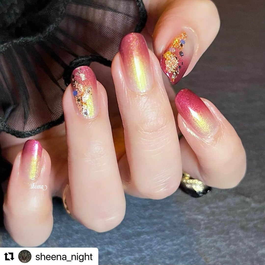 【PLANET NAIL（プラネット ネイル）】公式のインスタグラム：「✰✰✰ ━━━━━━━━━━━  @sheena_night さま♡  PLANETNAIL ラメネイル PLB20  未来の七不思議 を使ったグラデネイルデザイン のご紹介ありがとうございます😌🩷  とっても鮮やかだけど バランスがよくって sheena様の魅力がたっぶり惹きたってる😌  ぜひぜひまねっこされてください♡ ╍ ╍ ╍ ╍ ╍ ╍ ╍ ╍ ╍ ╍ ╍ ╍ ╍  ・・・ 2023年最後滑り込み⛷️  2023年もお世話になりました🙇‍♀️  秋以降は家族が入院したり、仕事が馬鹿忙しかったり、自分も体調崩したり、推しが複数炎上したりでこれが厄年…………！！！と震え上がりましたが、ぼちぼちネイル生活ができるくらいには落ち着いてきました🐰  2024年迎え撃つぜ〜〜〜💥🔫 そんな気持ちで塗り納めでした。 ビームなイエローと深紅のグラデーションでおめでたい感じに☺️  どなた様にとっても素敵な一年になりますように。  ▼使用 OSAJI @osaji__  終着駅  NAIL HOLIC @nailholic_kose  GR734  PLANET NAIL @planet.jp  未来の七不思議 . . . #nail#selfnail#manicure#nailstagram#ショートネイル部#セルフネイル部#指甲#美甲#マニキュアネイル#ポリッシュネイル#シンプルネイル#マニキュア#セルフネイル#ショートネイル#ネイル好きな人と繋がりたい#セルフネイラーさんと繋がりたい#秋ネイル#冬ネイル#ラメネイル#グラデーション#グラデネイル#gradationnail #osaji#オサジネイル#nailholic #ネイルホリック#planetnail #プラネットネイル」