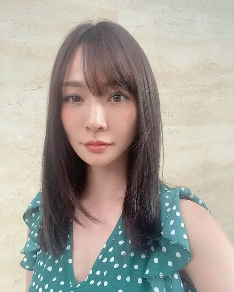 本田麻里絵のインスタグラム：「花嫁のお友達におすすめされて行ってみた @impact_hairsalon の髪質改善トリートメント✨  確かに良い‼️💓  サロントリートメントを超音波で髪に入れていった後.... 洗い流さずそのまま乾かすのΣ( ꒪□꒪)‼ そんなの初めて  でもじっくり浸透させてるおかげか2週間くらい 洗い上がりサラサラーになってた♪ 毛質が柔らかくなる感じ？😊  バンコクでサラサラ系トリートメント探してる人🙋‍♀️ おすすめです★  最近切れ毛うす毛抜け毛も悩んでる😅 そういう歳かしら」